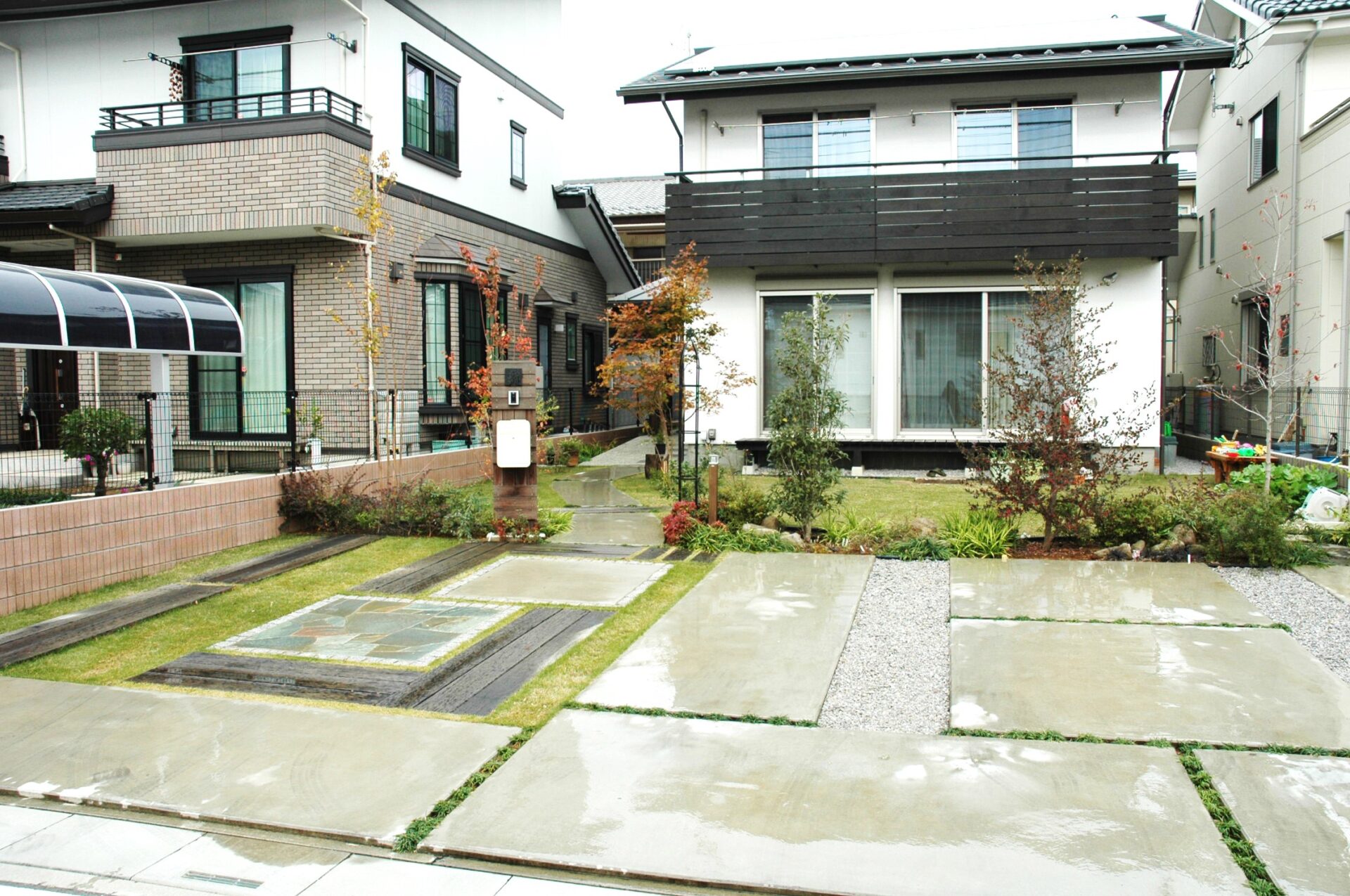 東松山市の天然素材を多く使用した自然派志向のオープン外構の駐車場