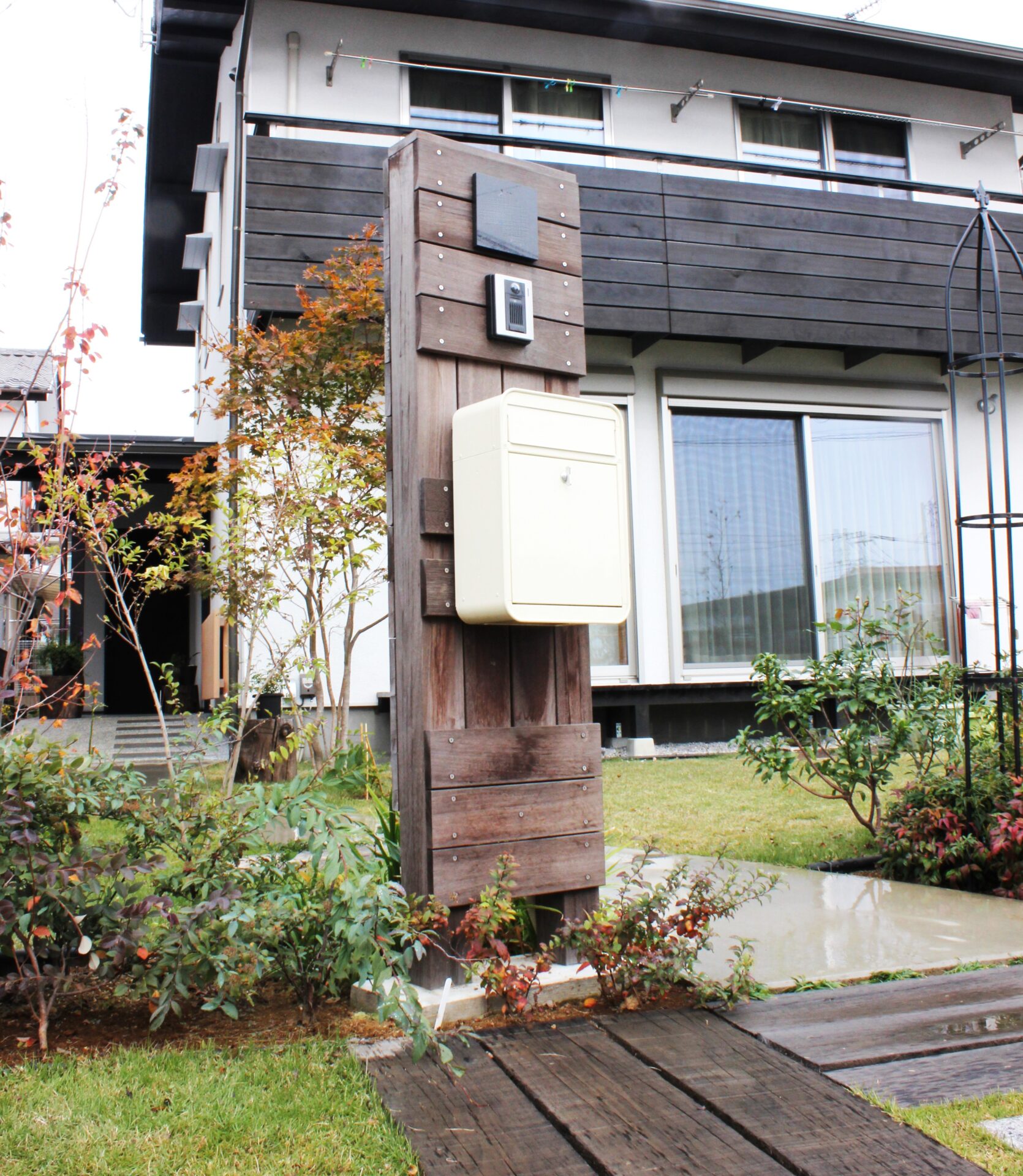 東松山市の天然素材を多く使用した自然派志向のオープン外構の門柱