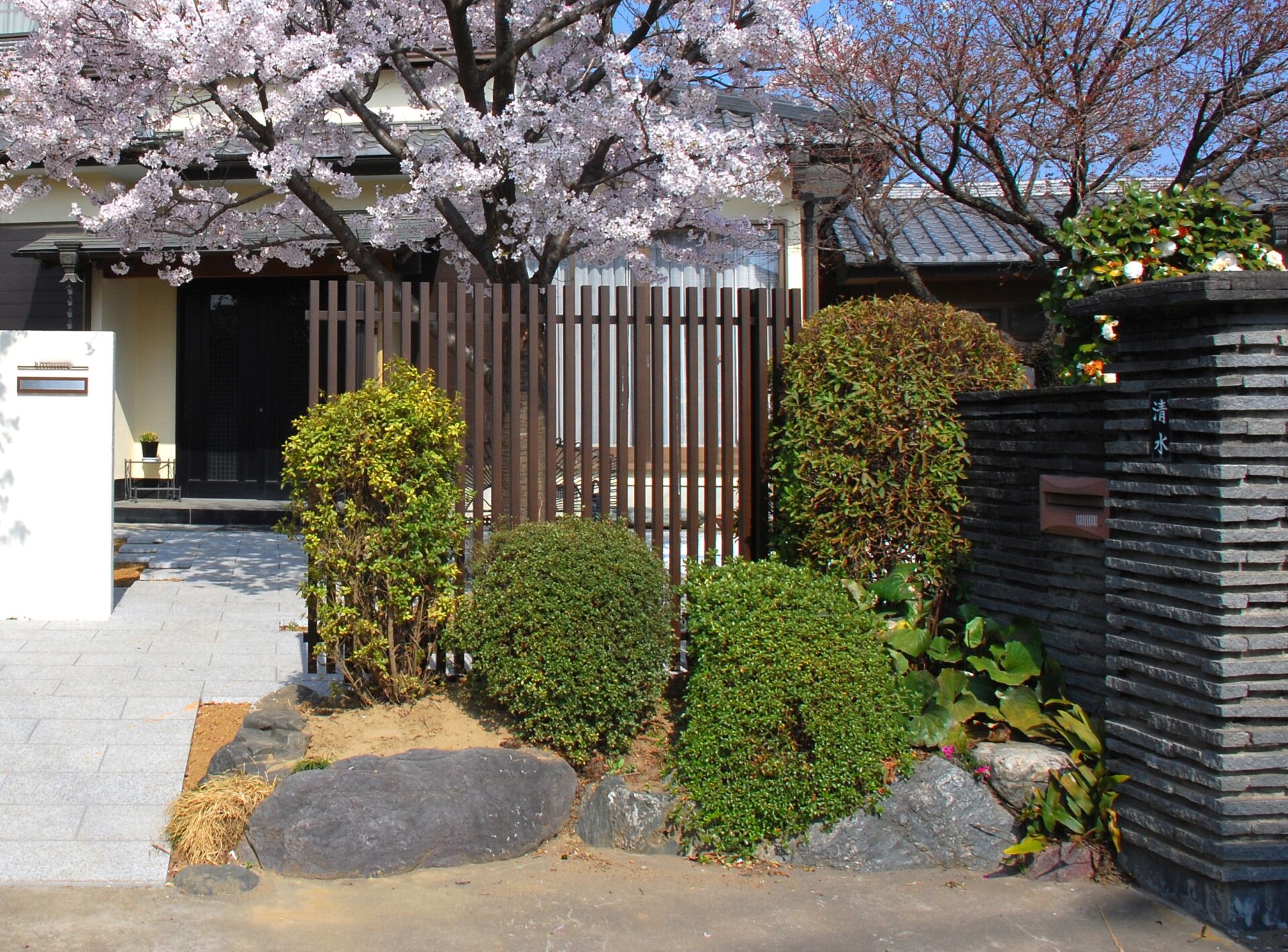 深谷市　桜の木をメインに御影石を使用した和モダンな外構の目隠しフェンス