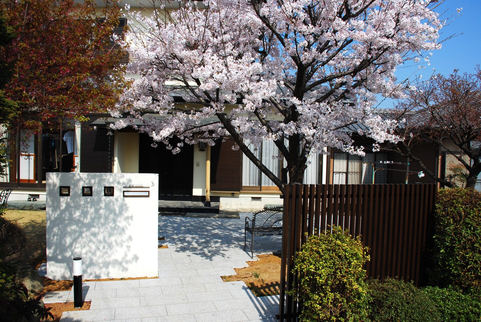 深谷市　桜の木をメインに御影石を使用した和モダンな外構