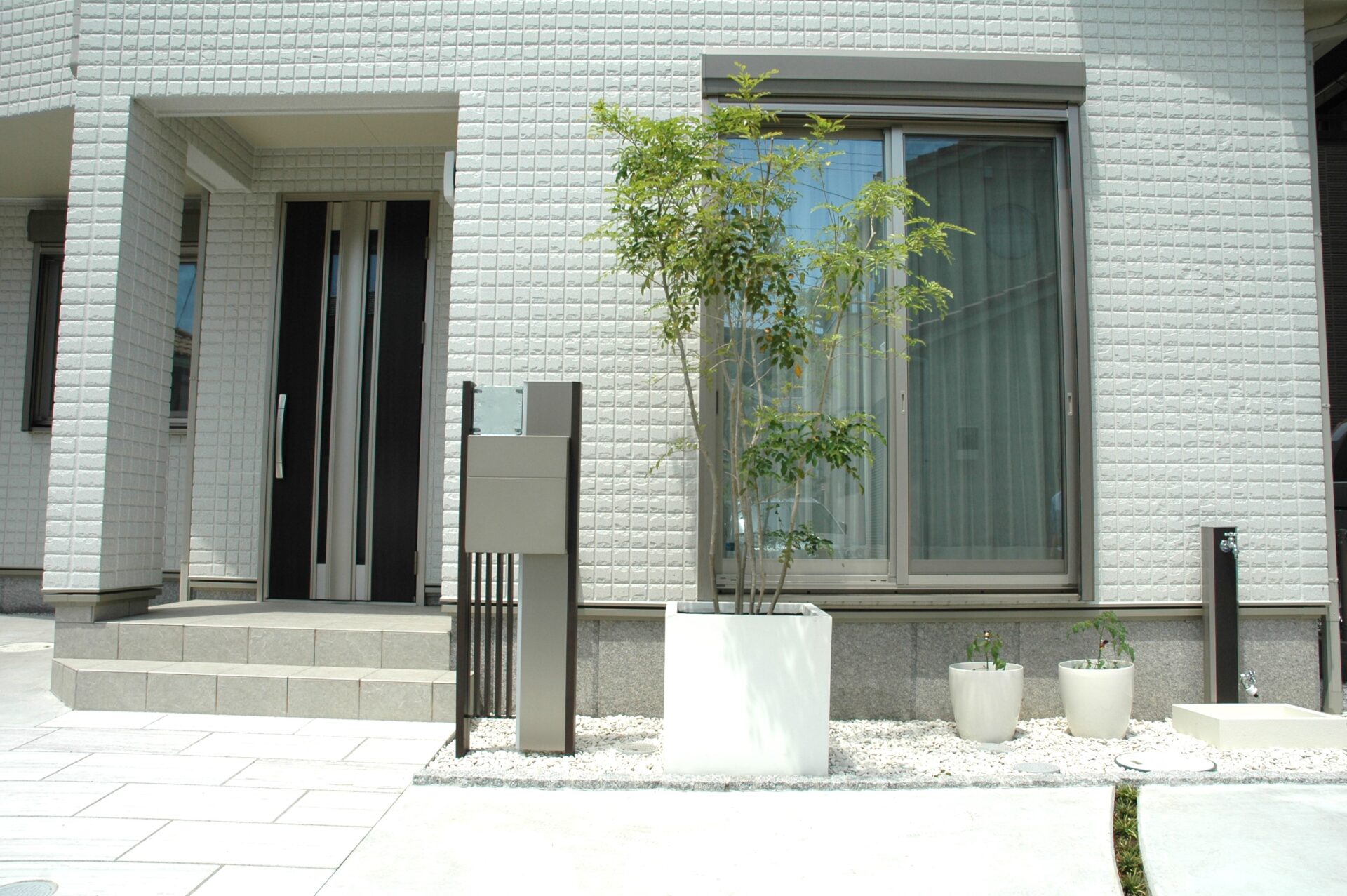 熊谷市の建物との統一感がポイント　白を基調にしたシンプルで爽やかなオープン外構の機能門柱