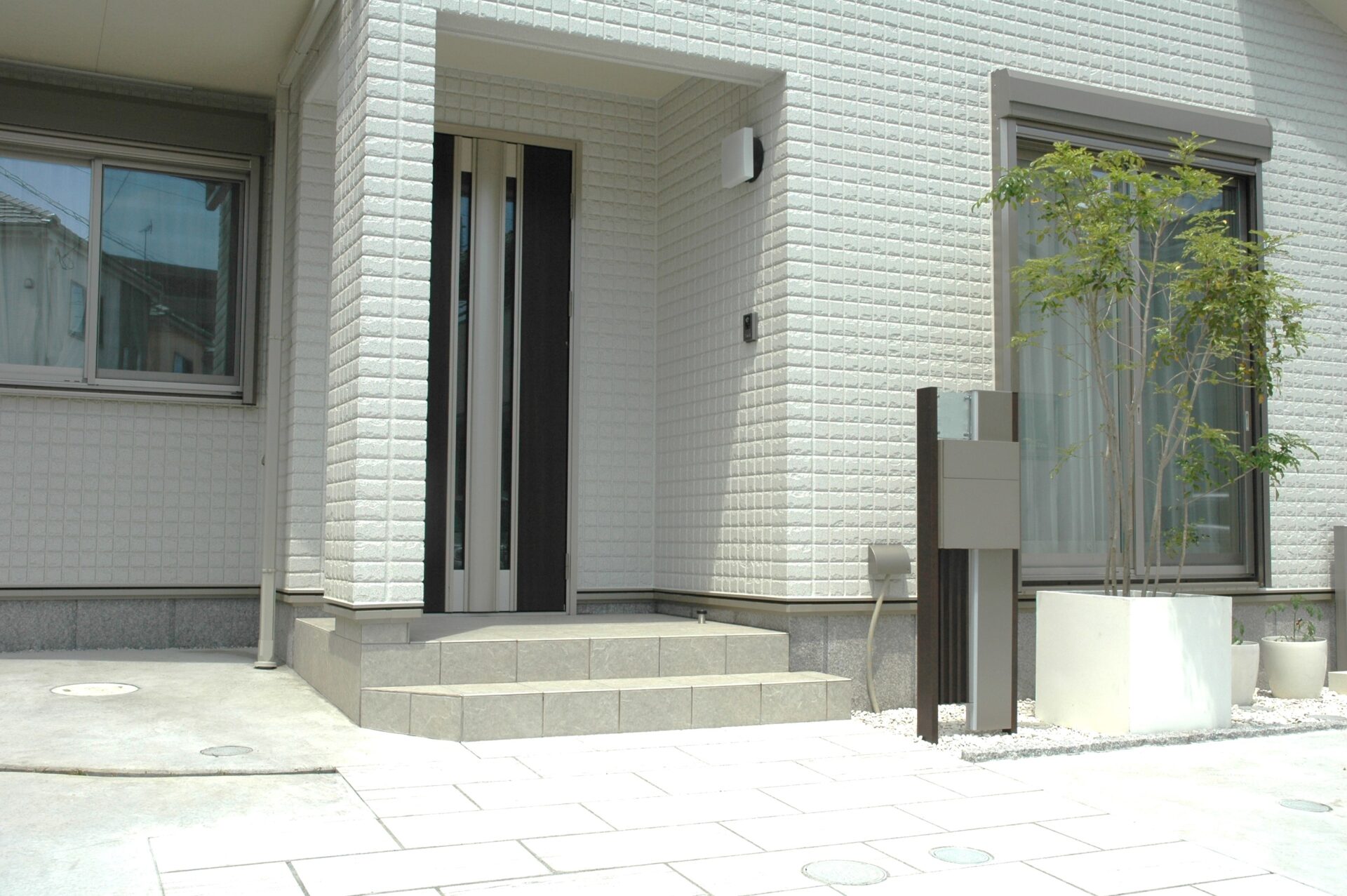 熊谷市　建物との統一感がポイントの白を基調にしたシンプルで爽やかなオープン外構