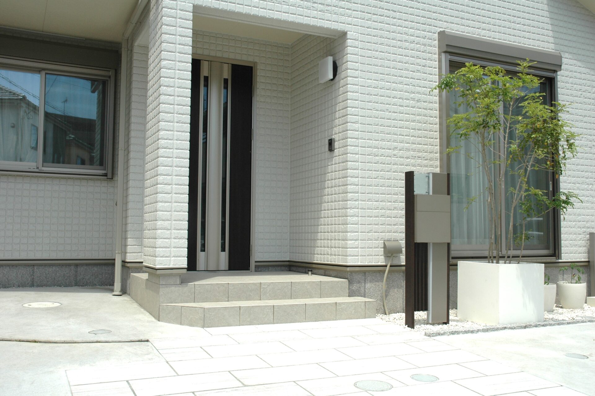 熊谷市の建物との統一感がポイント　白を基調にしたシンプルで爽やかなオープン外構