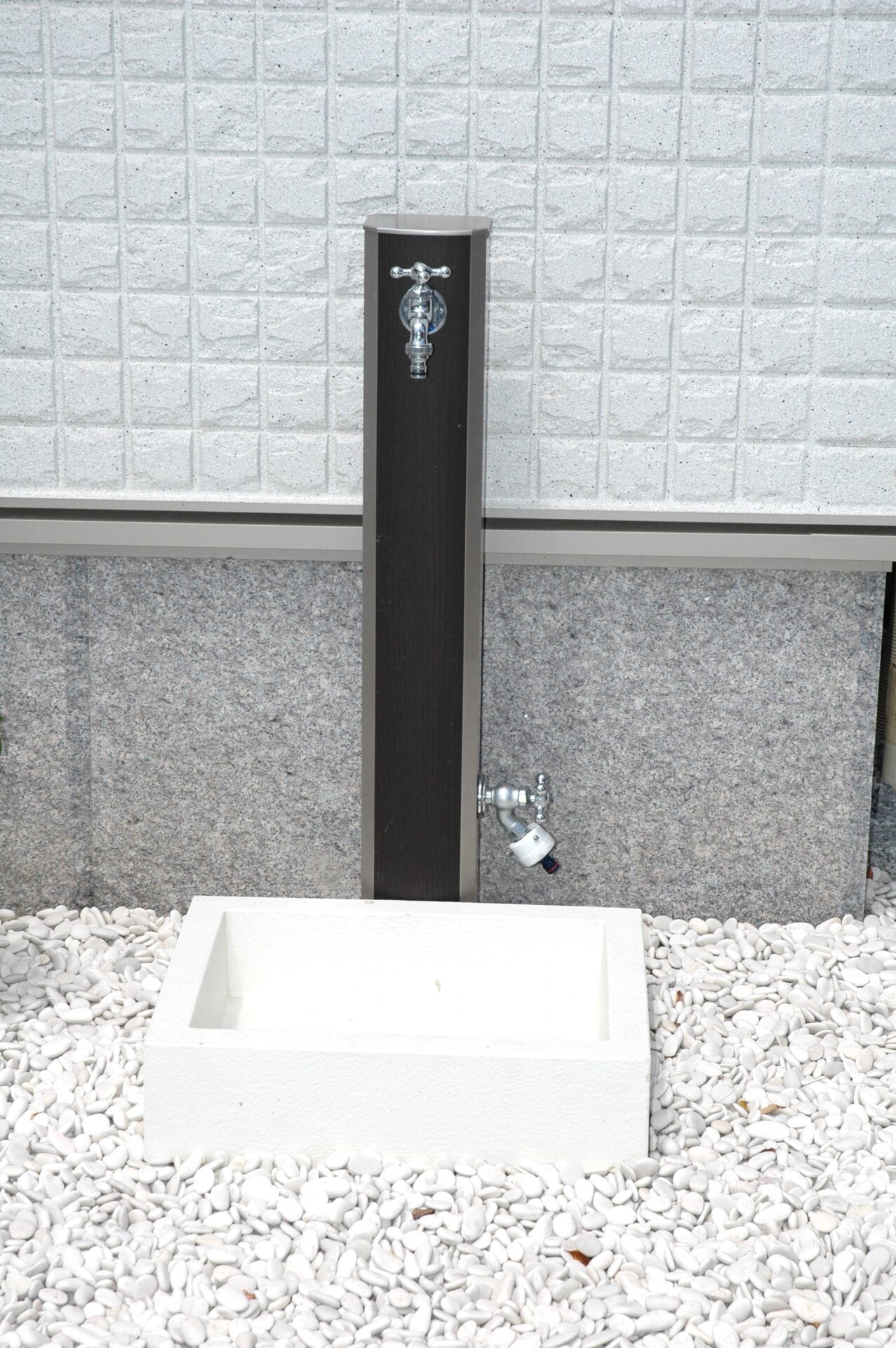 熊谷市の建物との統一感がポイント　白を基調にしたシンプルで爽やかなオープン外構の立水栓
