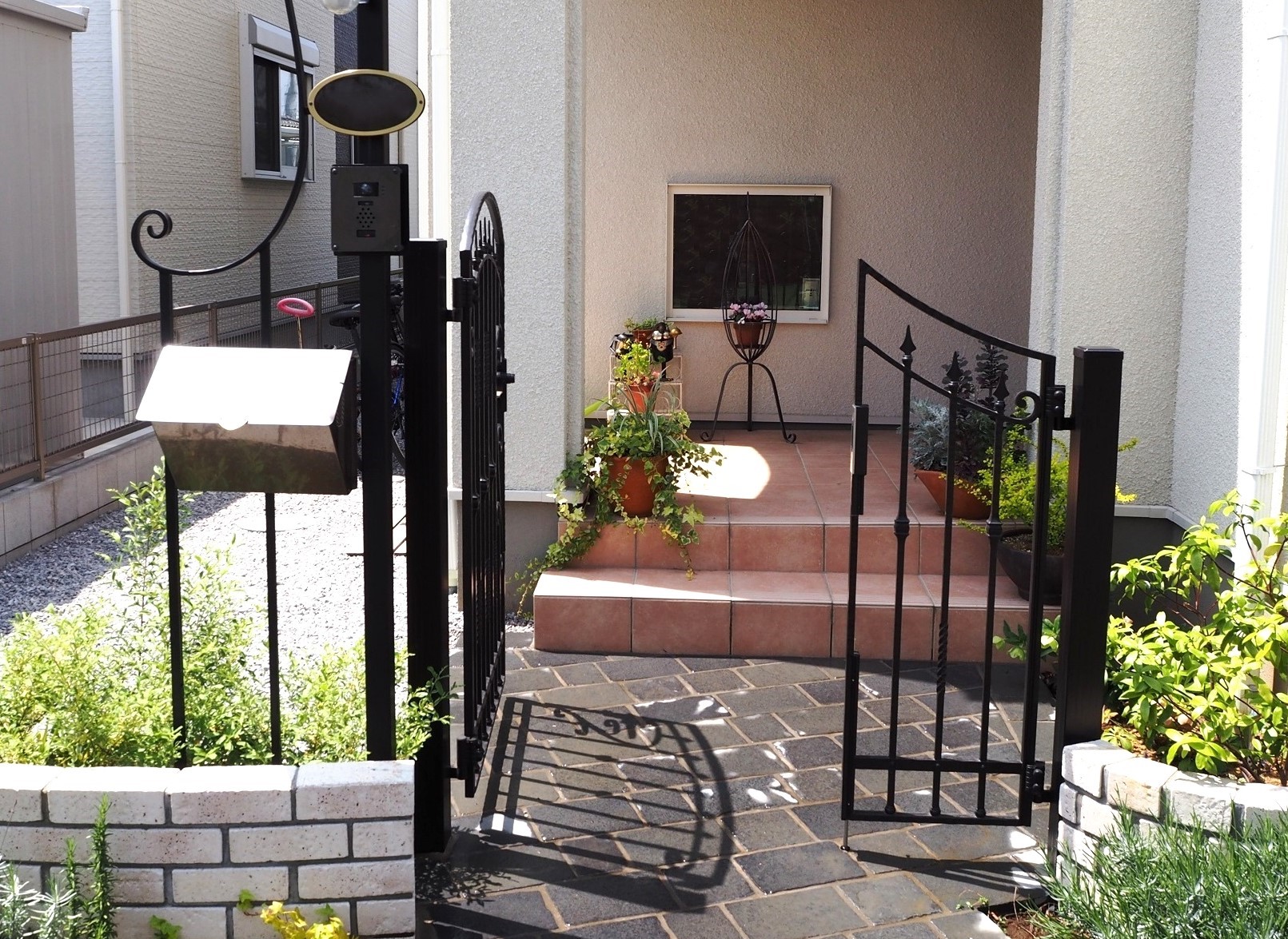 鴻巣市の涼しく爽やかに過ごせるエコなお庭にレトロな門柱と門扉が映えるオープン外構の門扉