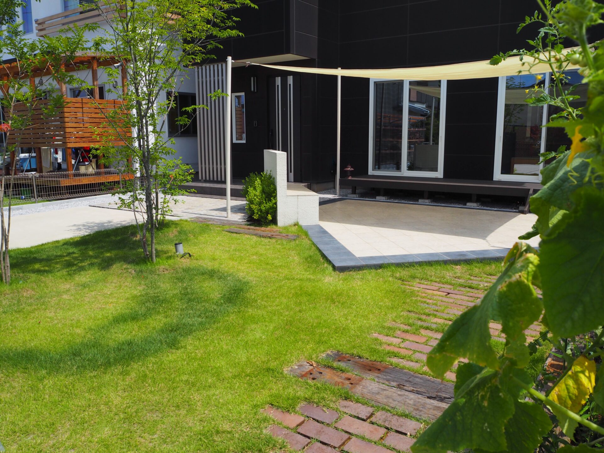東松山市　シックな門柱と鮮やかなシェードで高級感漂うエクステリアのお庭