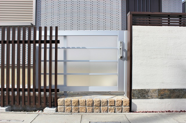 鴻巣市　すっきりとした印象のノンレールタイプのスライド門扉