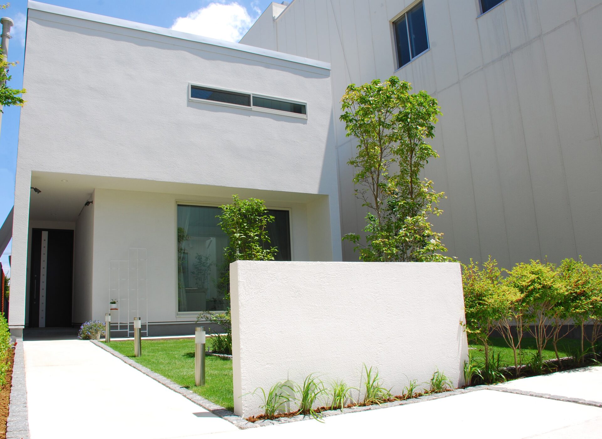 加須市　真白い壁と直線デザイン、色鮮やかな植栽が美しい家を引き立てるシンプルを極めたオープン外構
