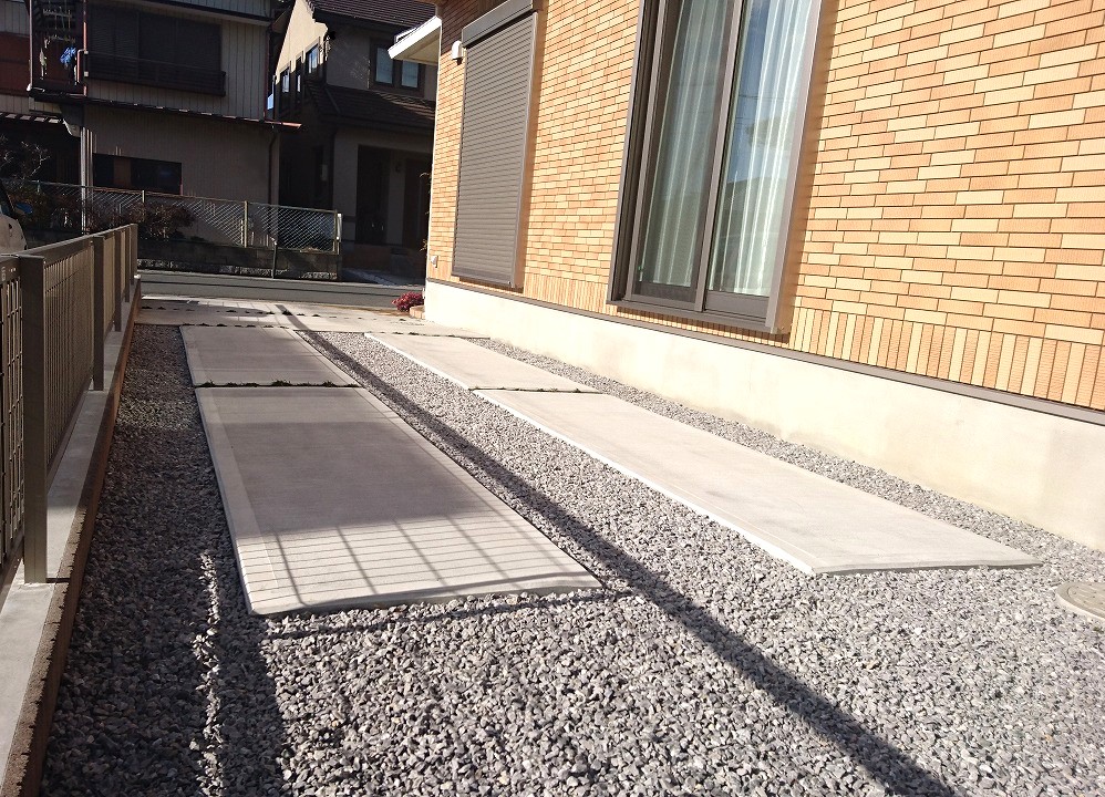 鴻巣市の塗壁と自然石で品と温かみのあるナチュラル外構の駐車場