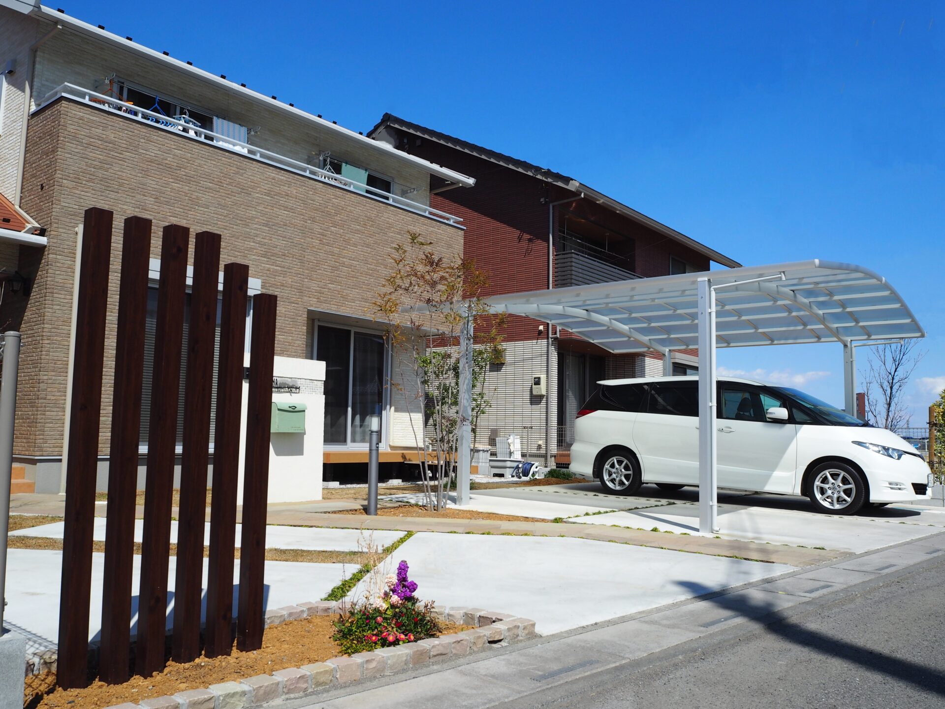 鴻巣市　こだわりの駐車スペースとクリーンでナチュラルな雰囲気のオープン外構