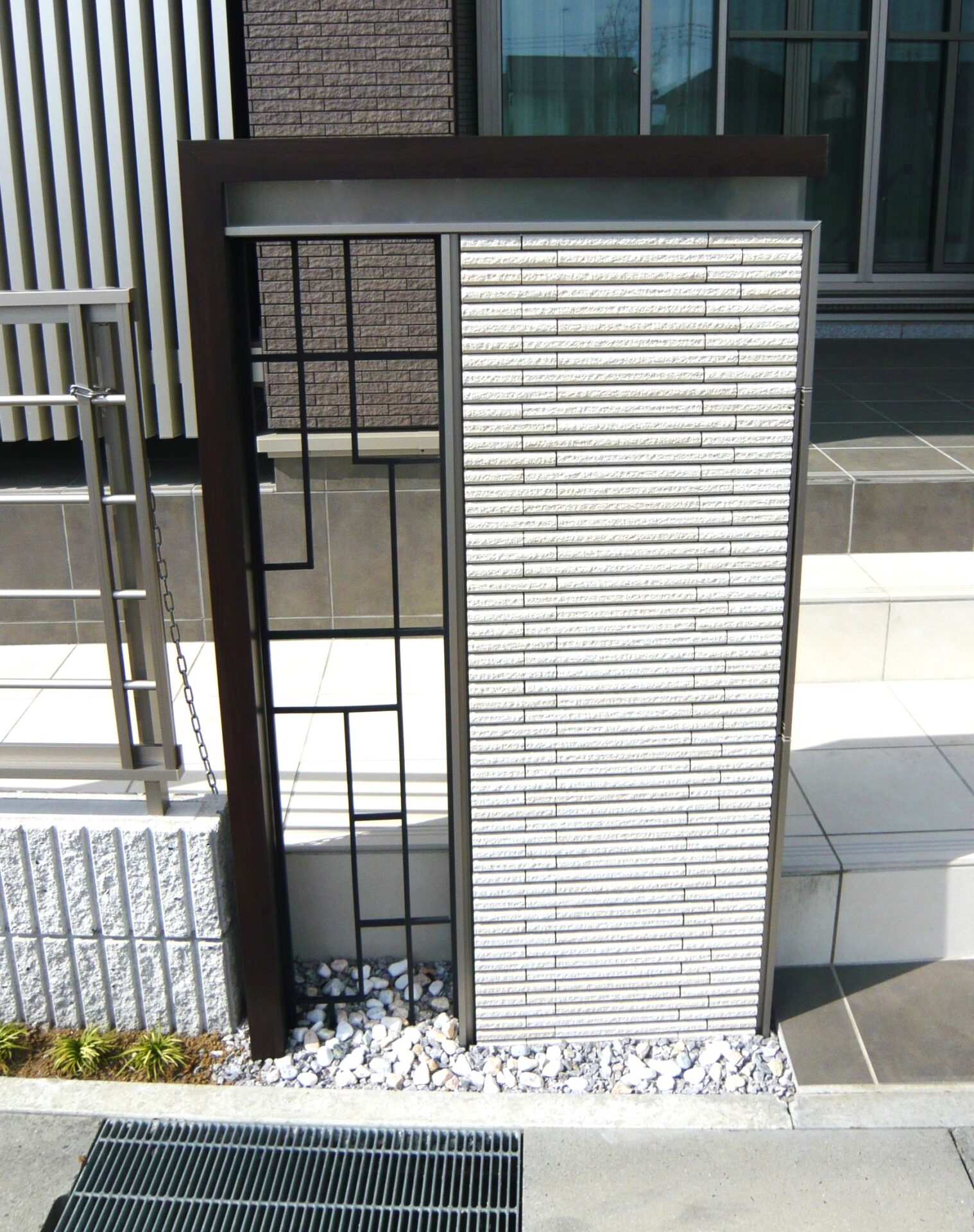 本庄市の建物に合わせたシャープでモダンな直線美の外構の機能門柱