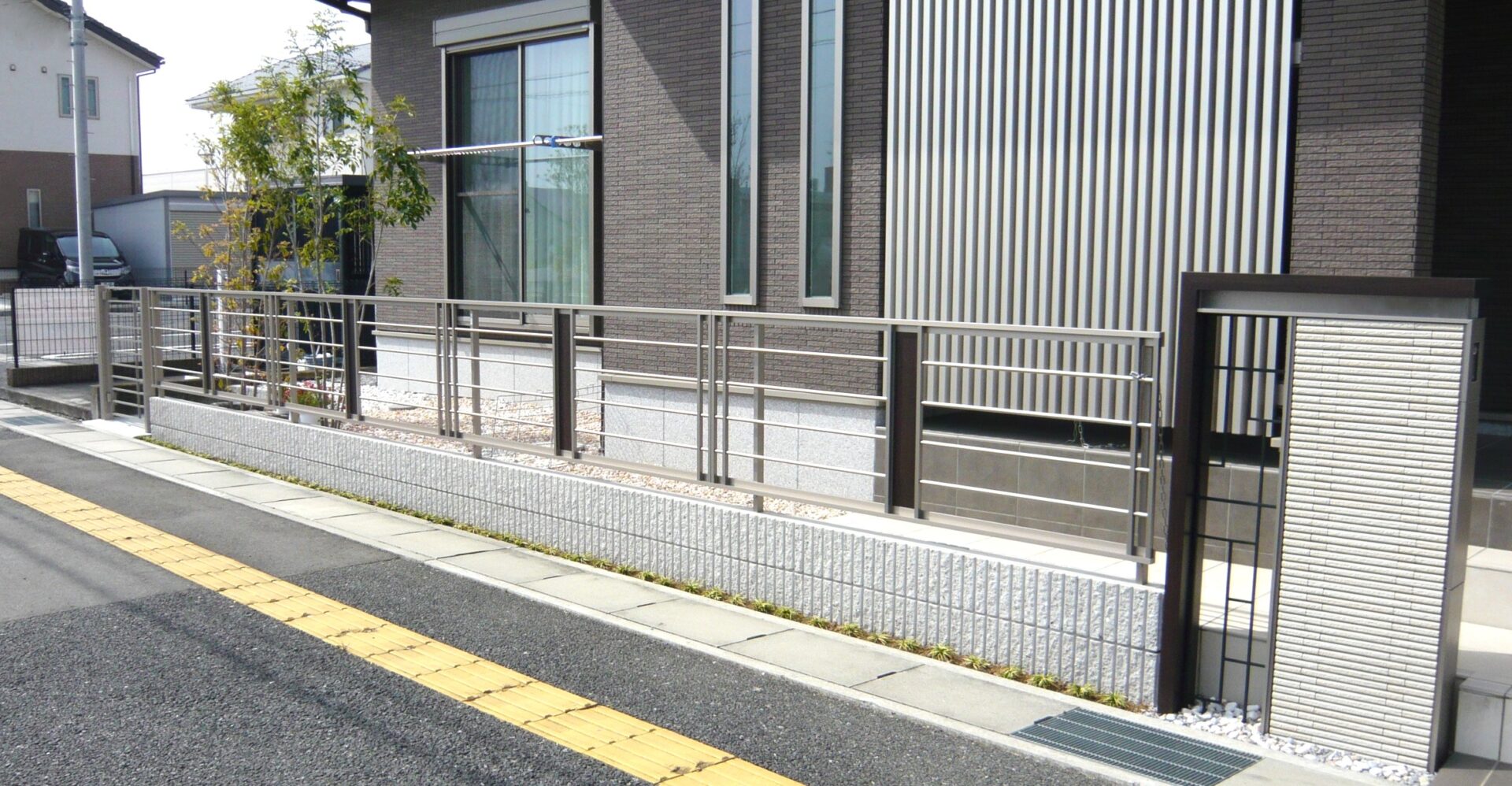 本庄市の建物に合わせたシャープでモダンな直線美の外構の目隠しフェンス