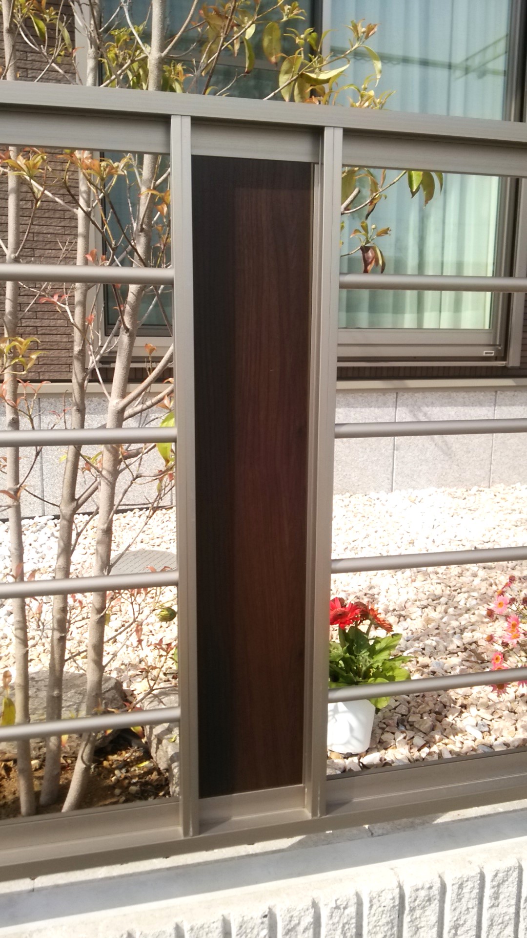 本庄市の建物に合わせたシャープでモダンな直線美の外構の目隠しフェンスの詳細
