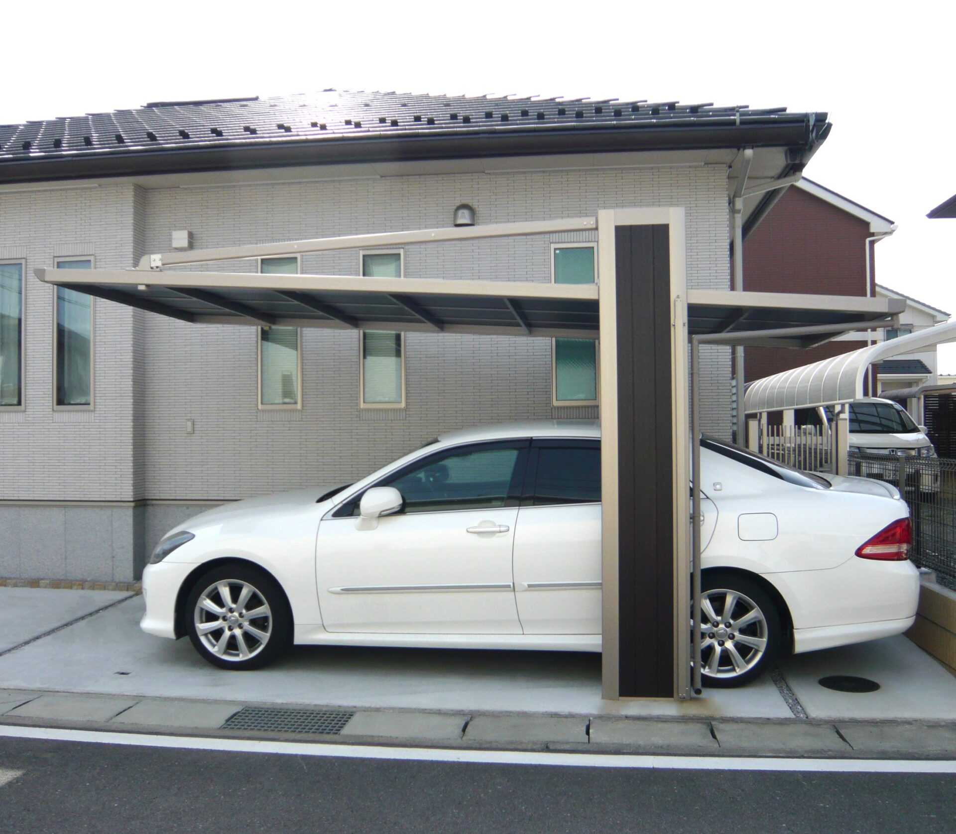 本庄市の建物に合わせたシャープでモダンな直線美の外構のカーポート
