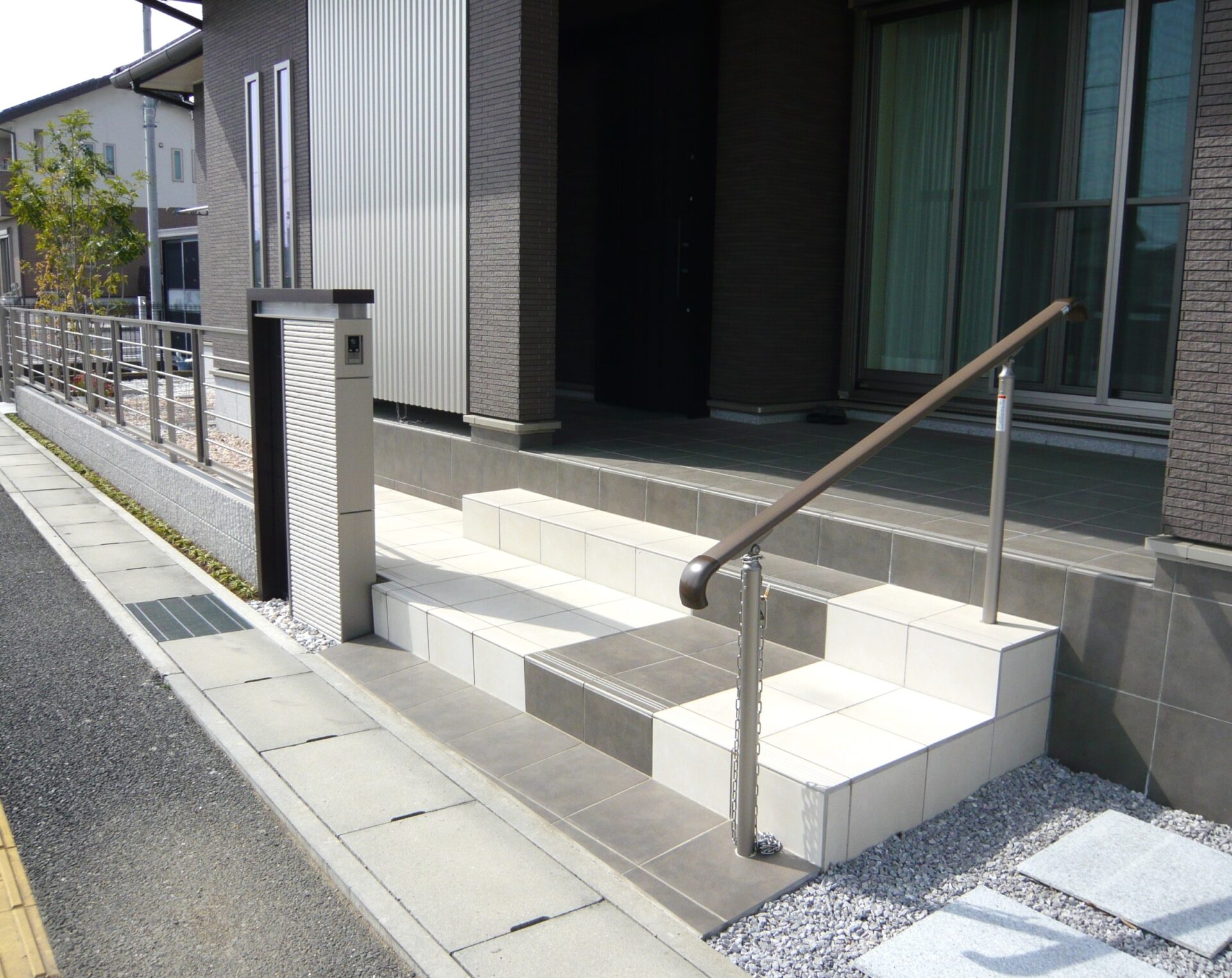 本庄市の建物に合わせたシャープでモダンな直線美の外構の玄関ステップ