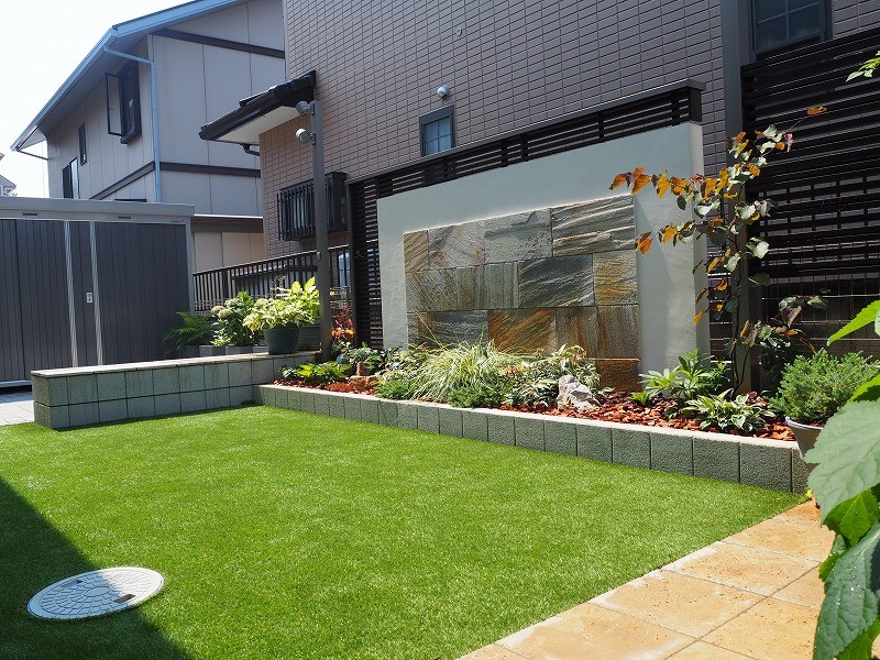 鴻巣市　植栽が色鮮やかなリゾート風プライベートガーデンのデザインウォール
