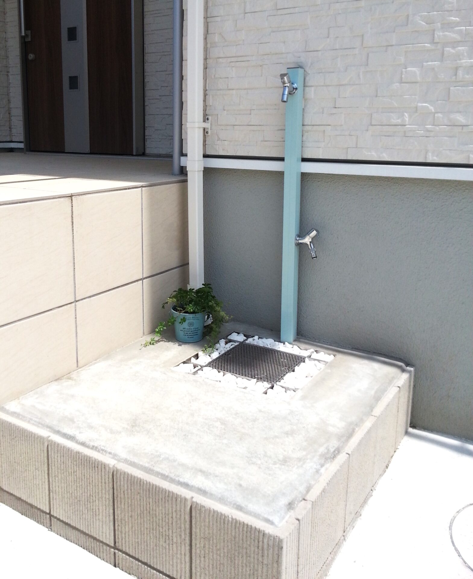 鴻巣市のスタイリッシュな外観と調和するナチュラルテイストな外構の立水栓