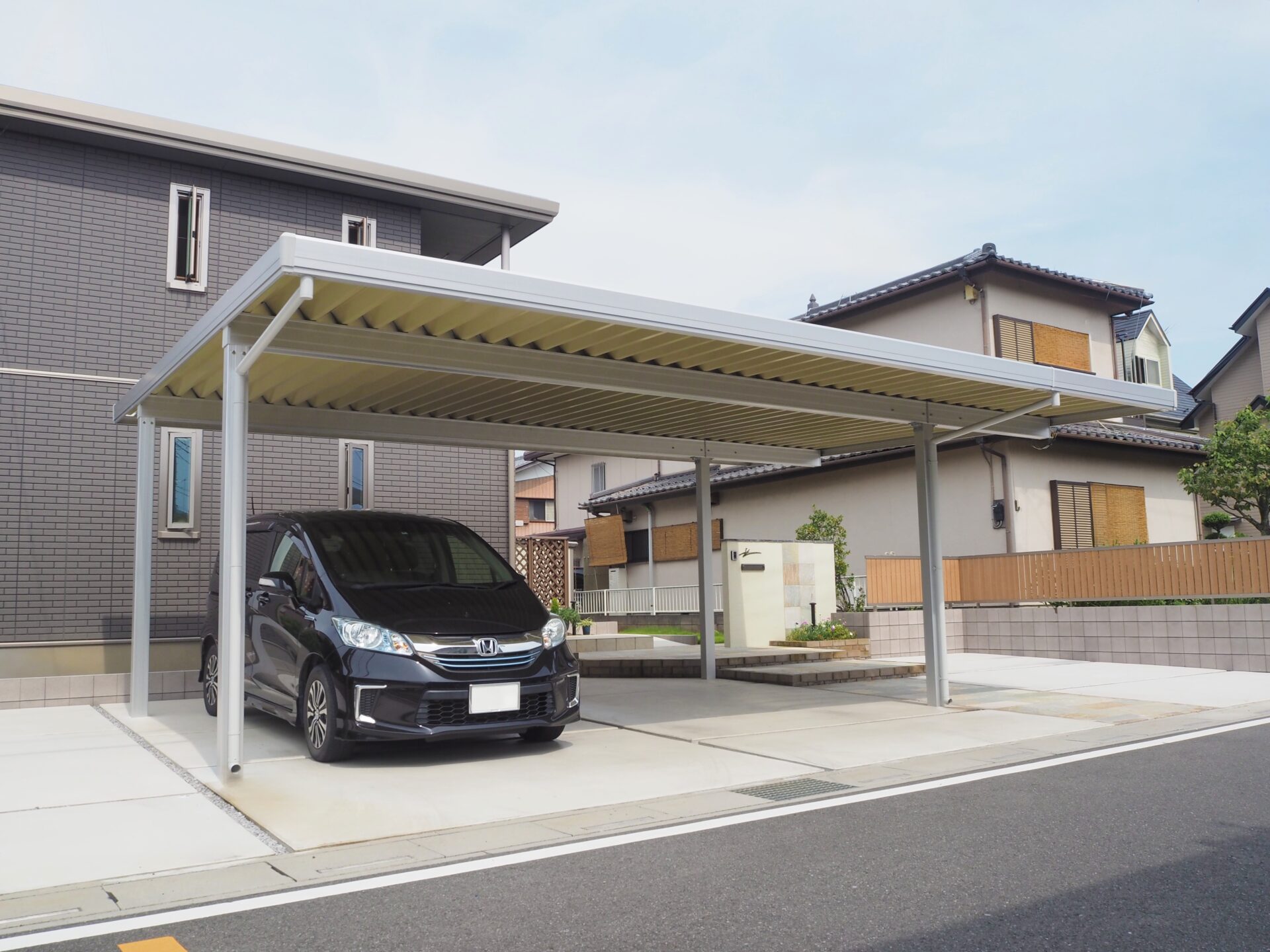 行田市　天然石のアプローチと大きな塗り壁門柱で高級感ある外構の車庫まわり