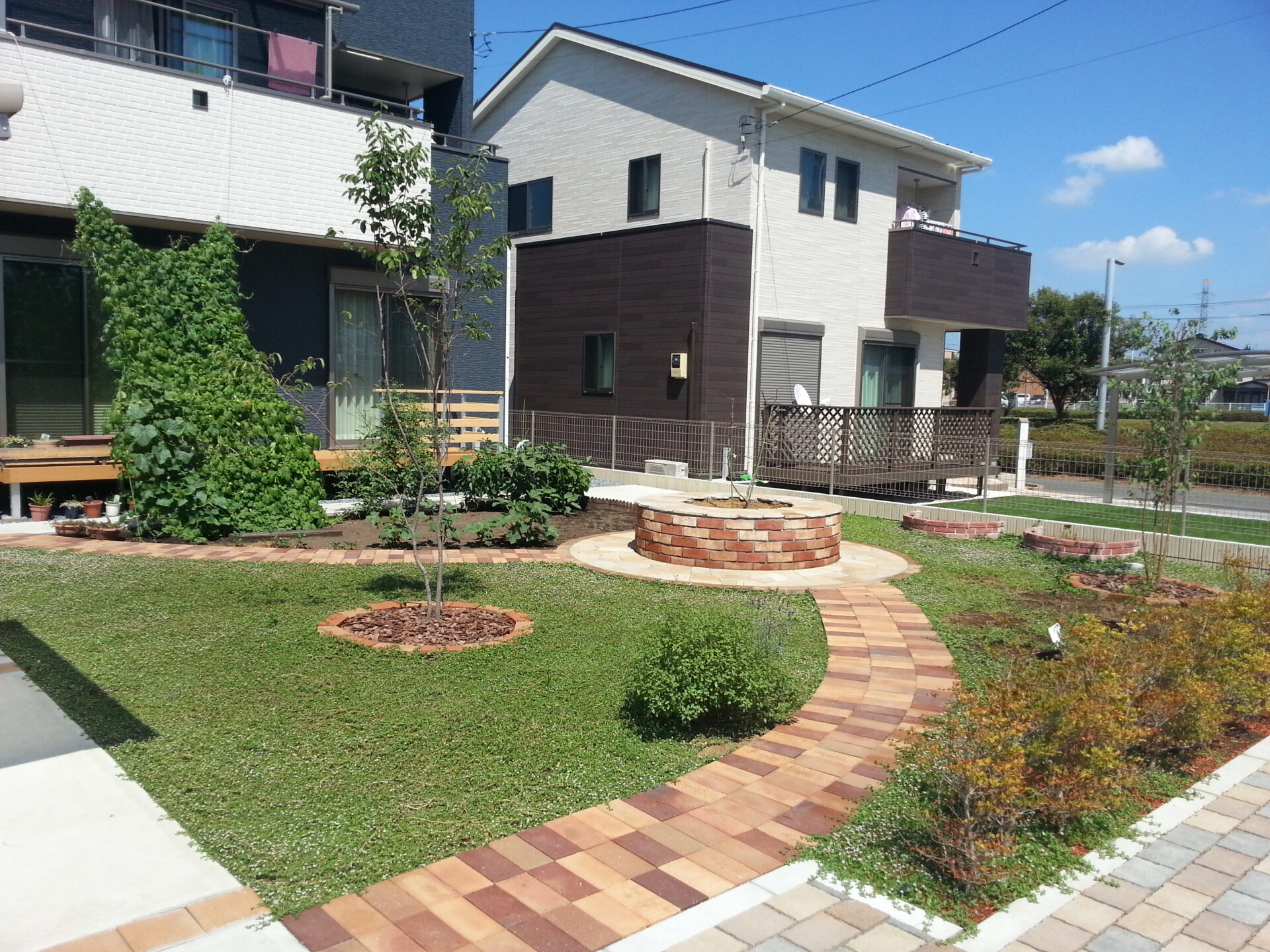熊谷市　レンガと自然石の花壇を兼ねたベンチを囲むくつろぎのお庭