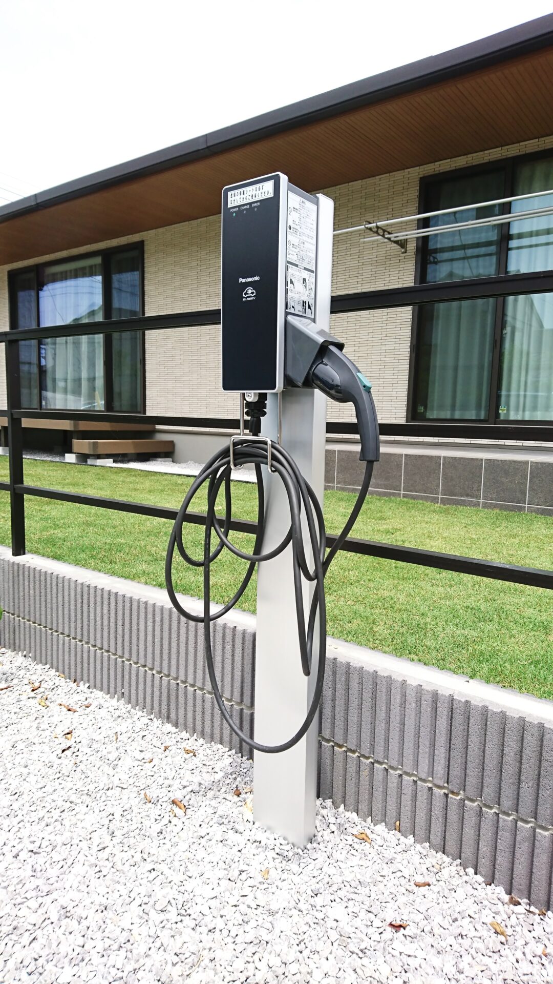 加須市のシンプル外構の充電スタンドの施工事例