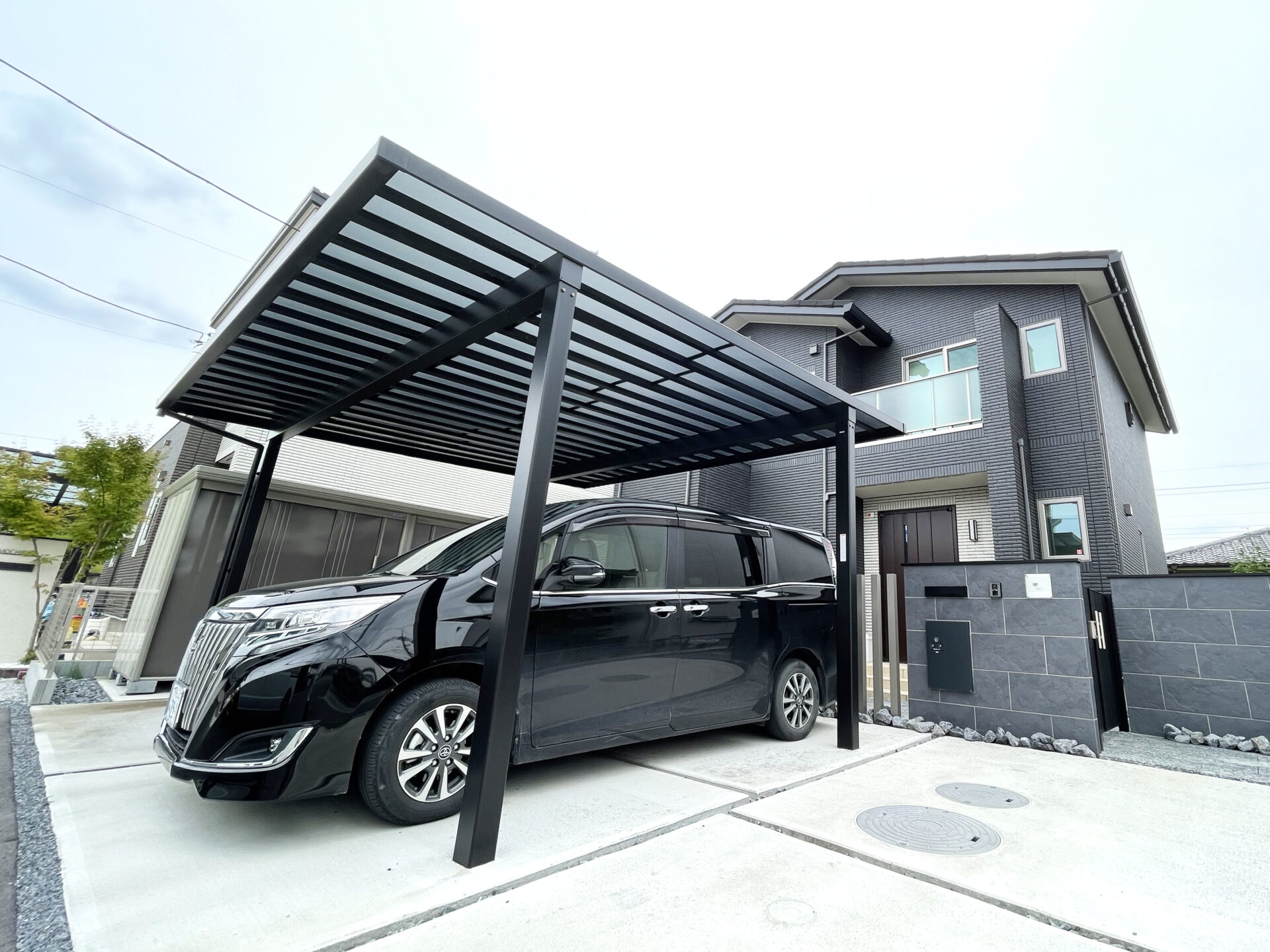 熊谷市　シックな2台用カーポート　LIXIL「ソルディーポート」