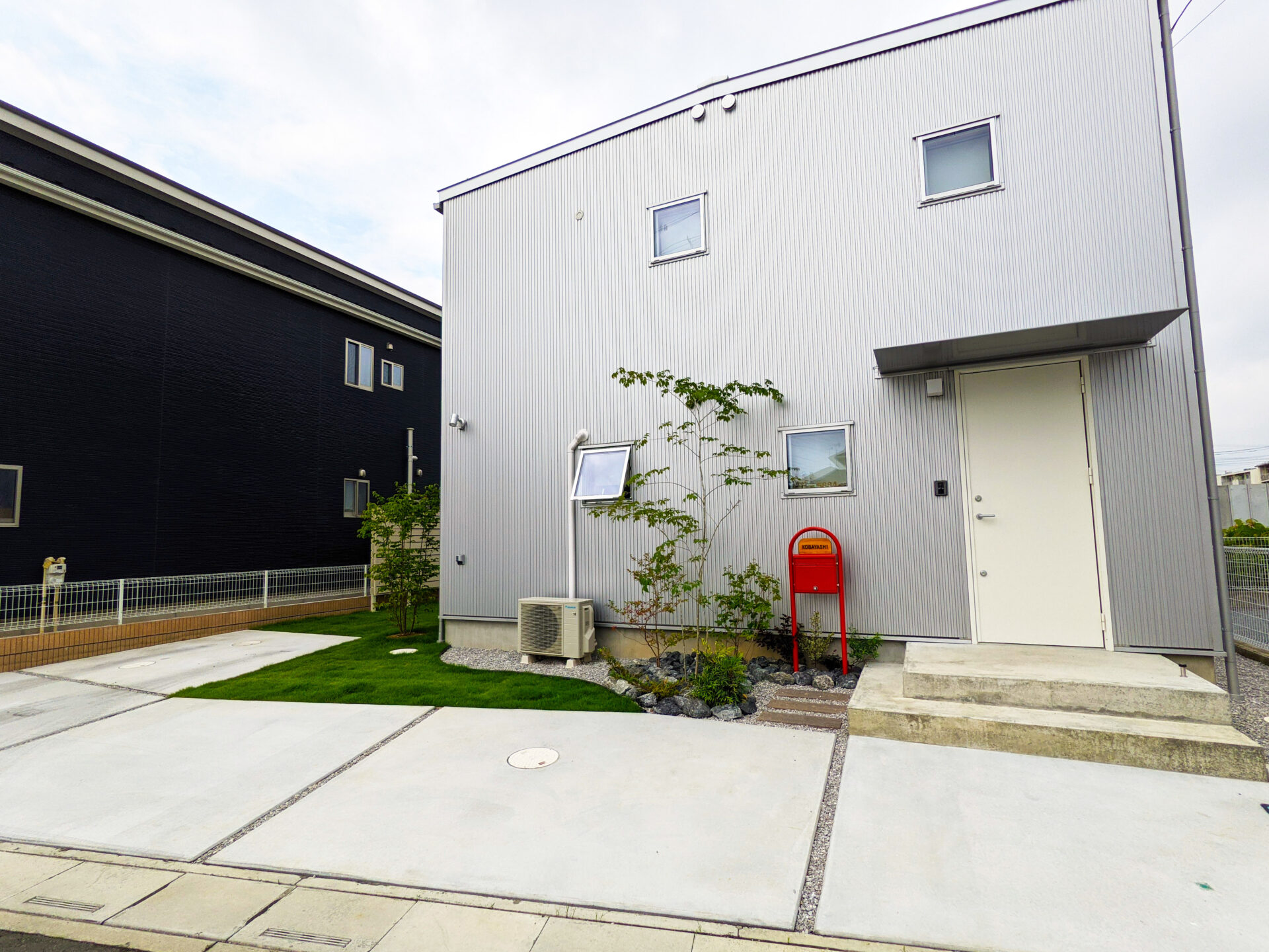 熊谷市　植栽のグリーンと赤いポストが目を引く外構