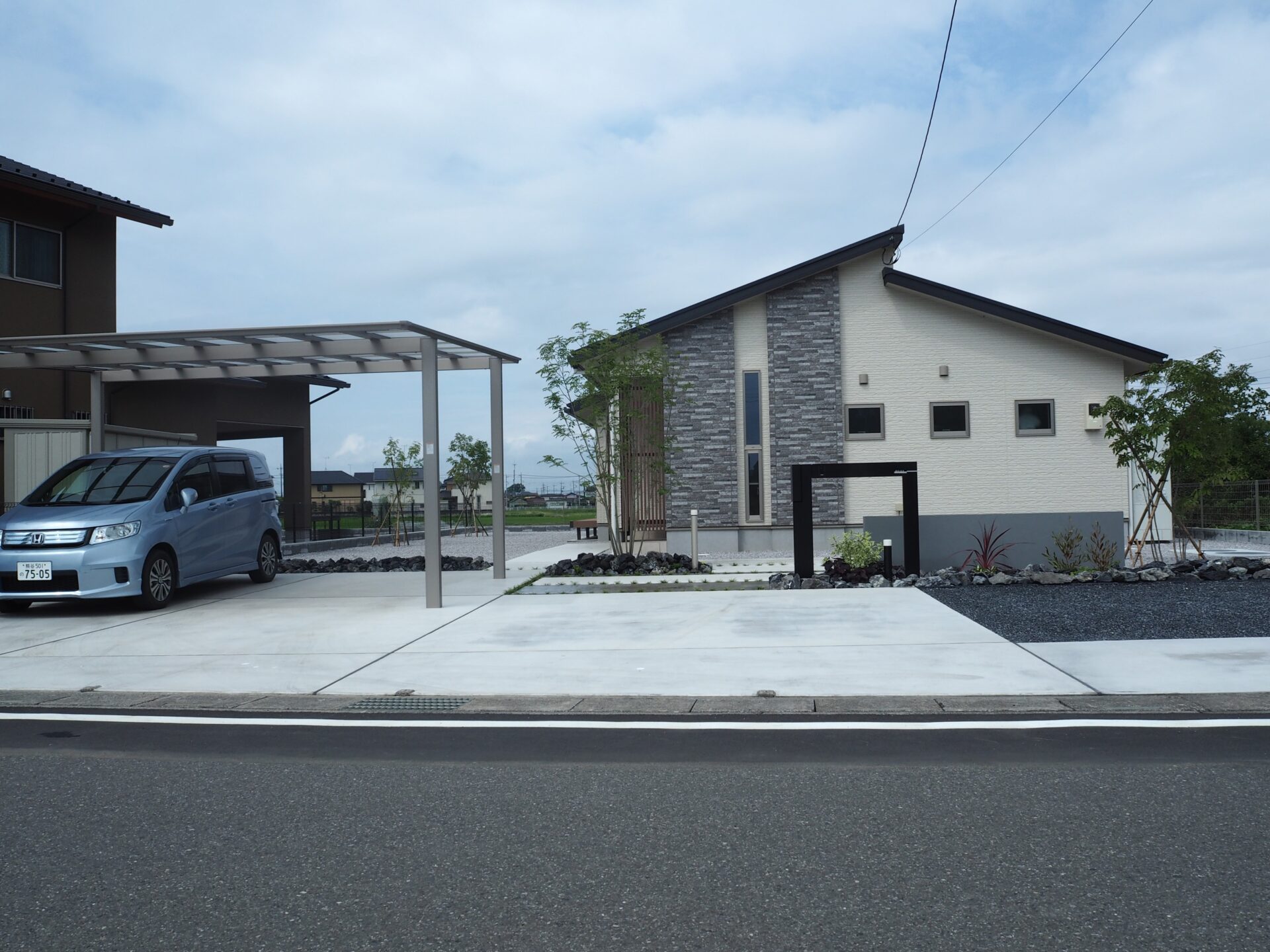 行田市　建物外観を飾る石調の外壁を引き立てる　庭のしつらえ