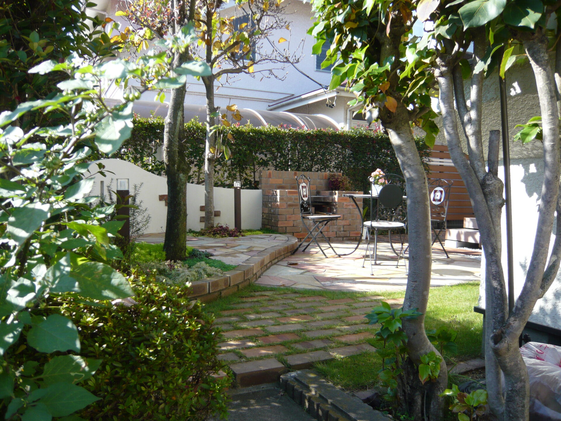 鴻巣市　レンガの小径とバーベキュー炉があるナチュラルなお庭