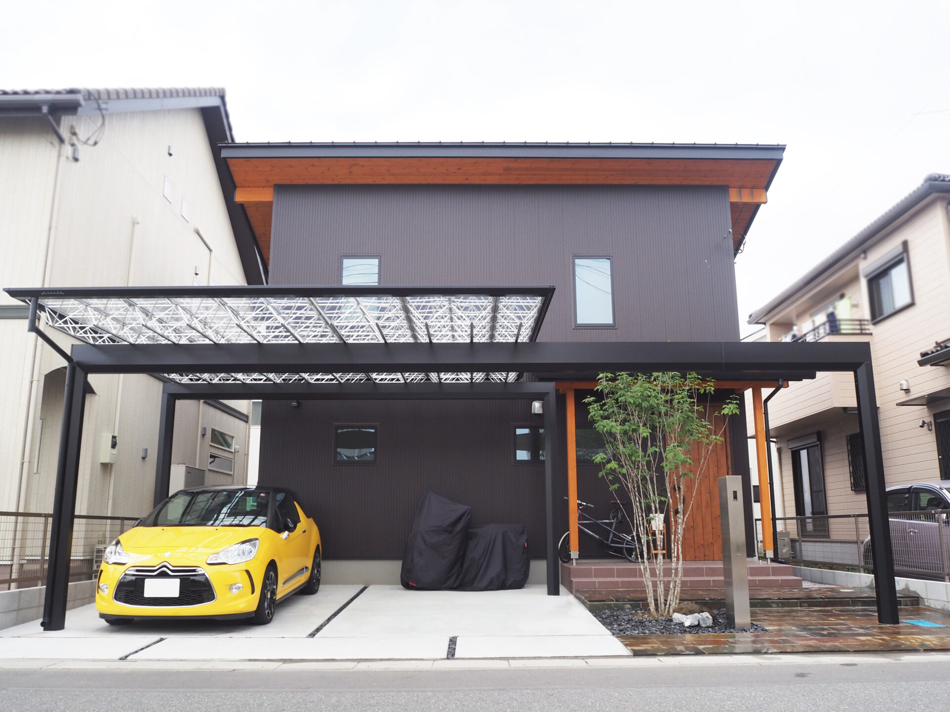 鴻巣市のスタイリッシュ&ジャパニーズモダンな雰囲気のオープン外構のカーポートの照明