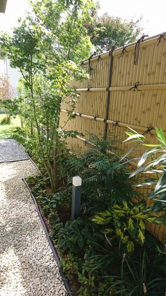 加須市のシンプル外構の和モダンなお庭の目隠しフェンスの施工事例