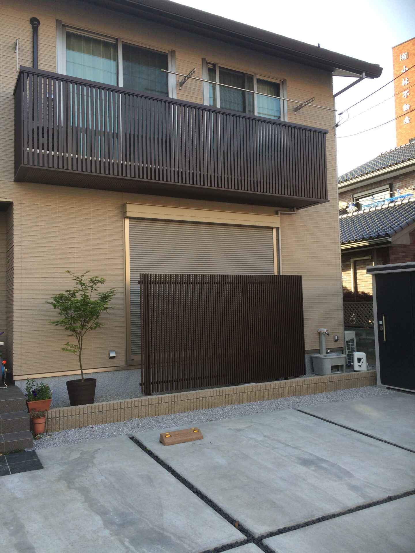 熊谷市　リビングへの視線をほど良くカット 縦格子フェンス