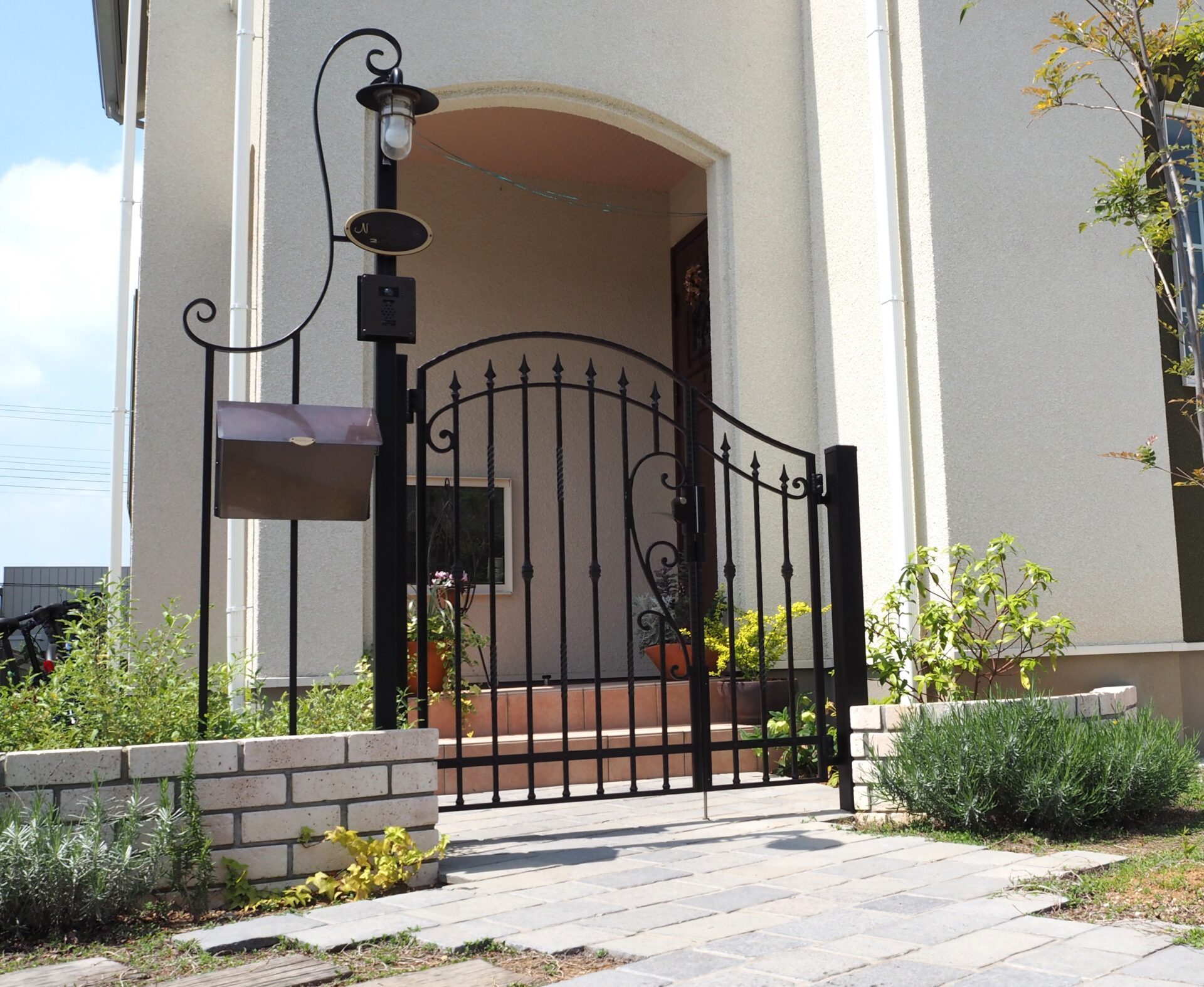 鴻巣市　曲線的なデザインが美しいエレガントな雰囲気のアルミ鋳物門扉　