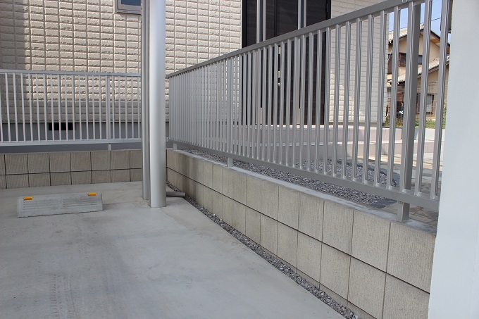 熊谷市の白い塗り壁とスタイリッシュなカーポートが印象的なセミクローズ外構の駐車場側の境界フェンス