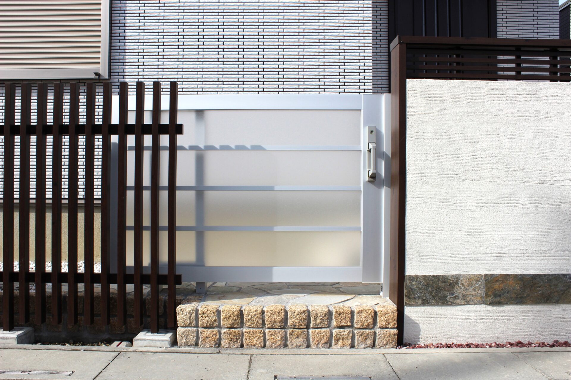 鴻巣市　すっきりとした印象のノンレールタイプのスライド門扉