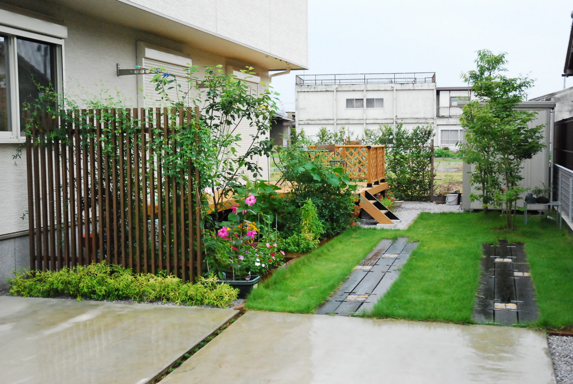 東松山市　お庭兼駐車スペース 枕木を使用した臨時駐車スペース