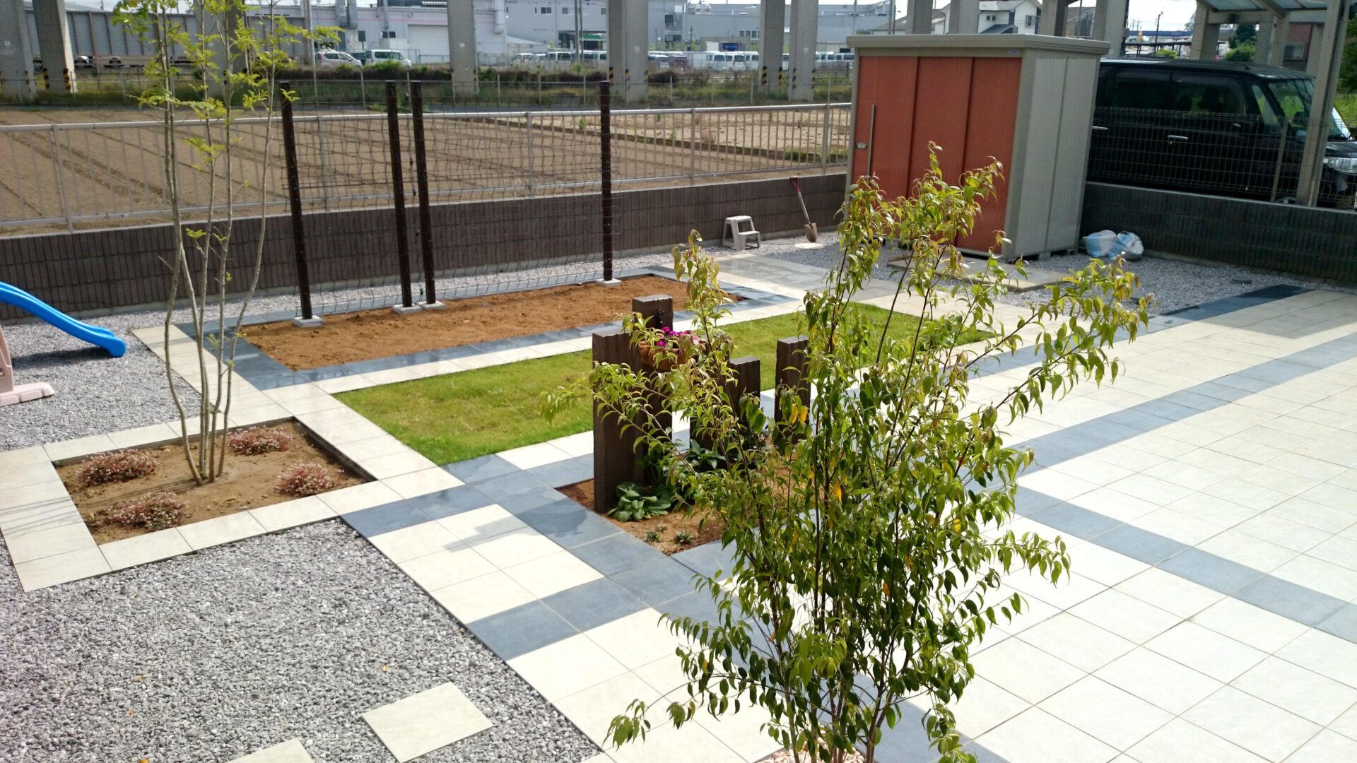 熊谷市　タイルが広がるローメンテナンスでスタイリッシュなお庭　