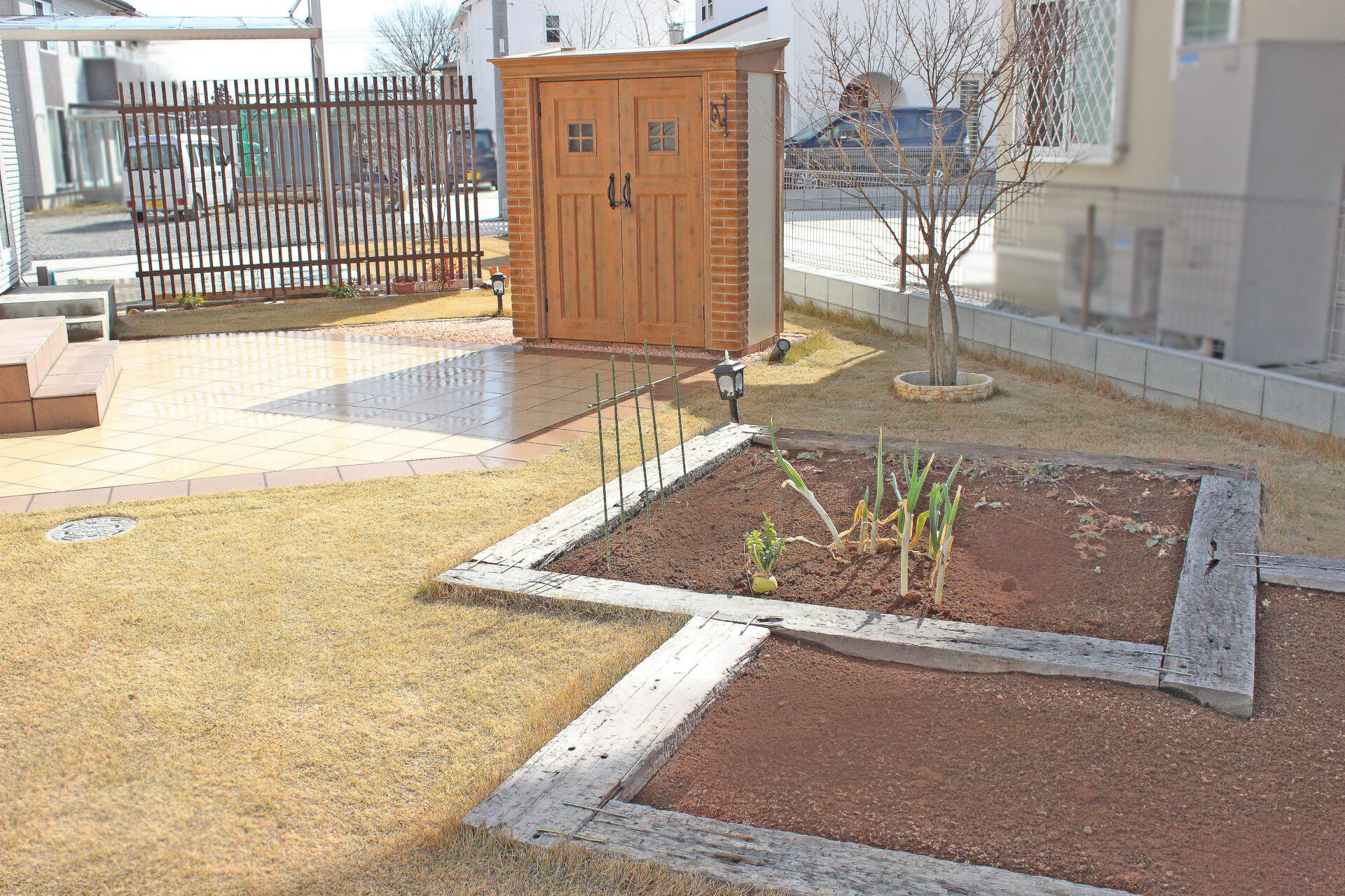 熊谷市の枕木で作ったおしゃれで個性的な形のオリジナル菜園があるオープン外構の菜園