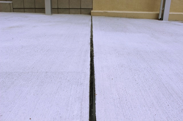行田市の駐輪場のリガーデンのコンクリート土間