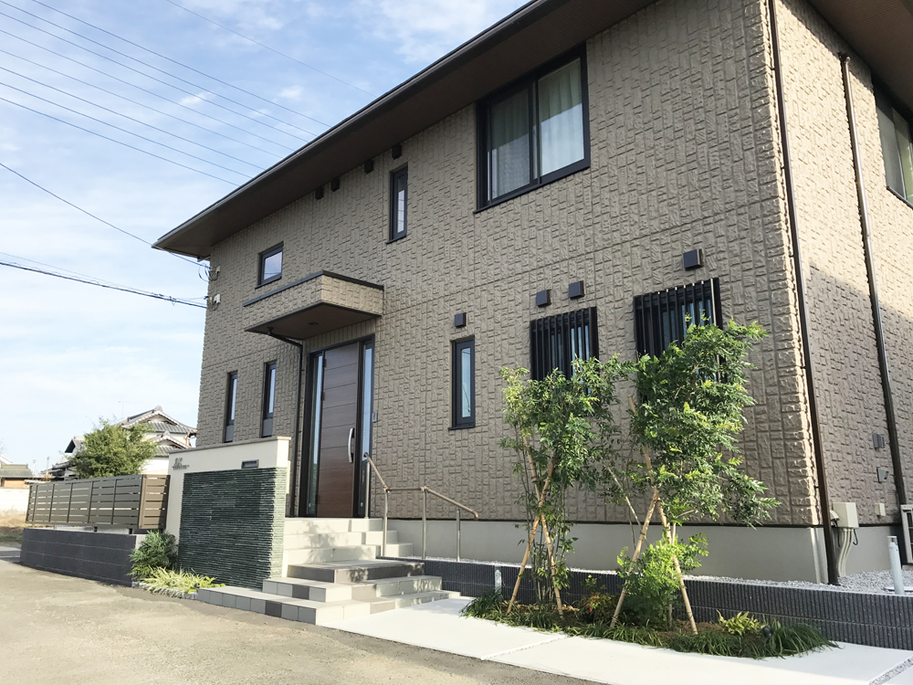 鴻巣市　石の質感がそのままに　重厚感ある門塀が目を引く庭