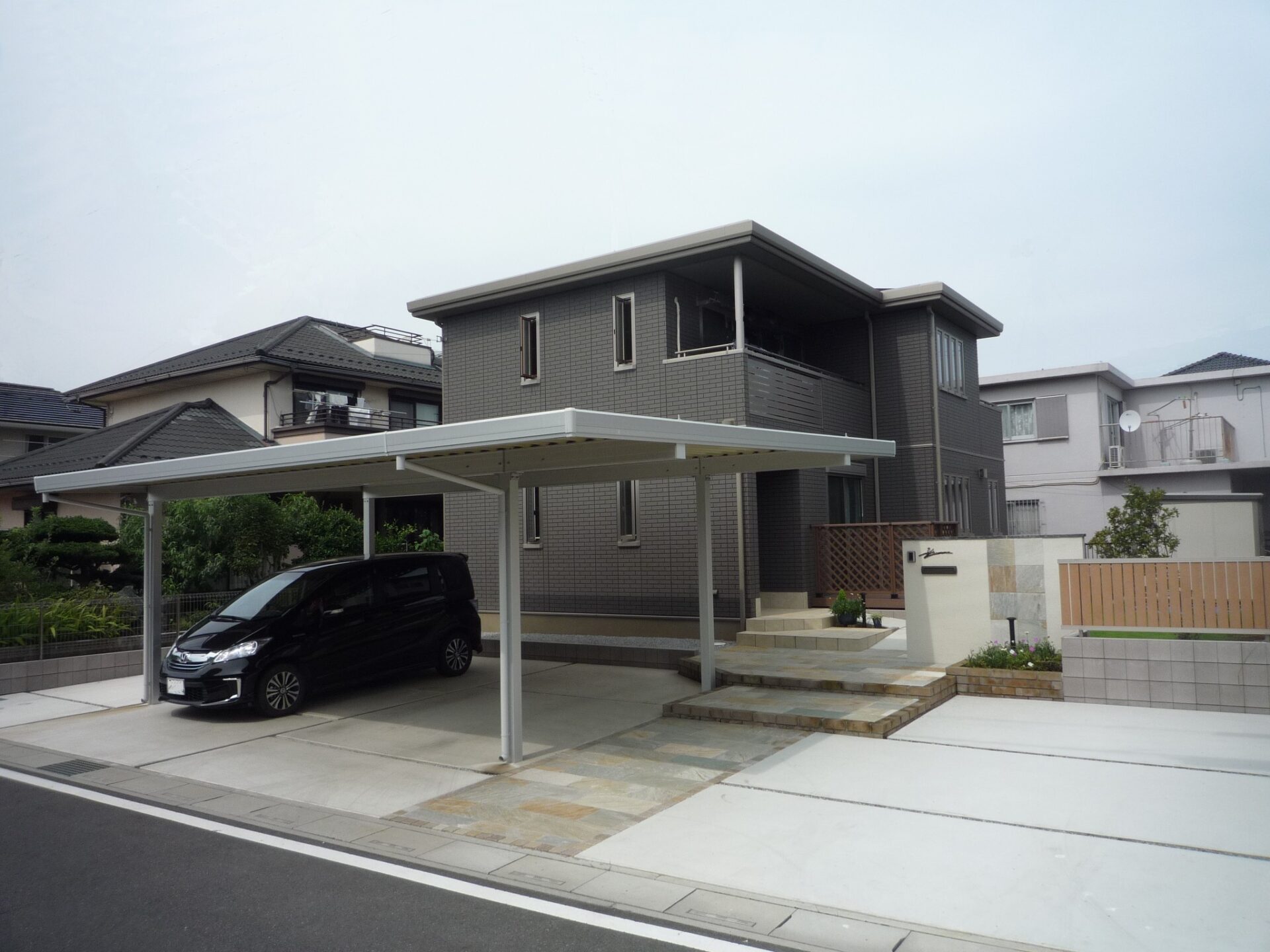 行田市　天然石のアプローチと大きな塗り壁門柱で高級感ある外構