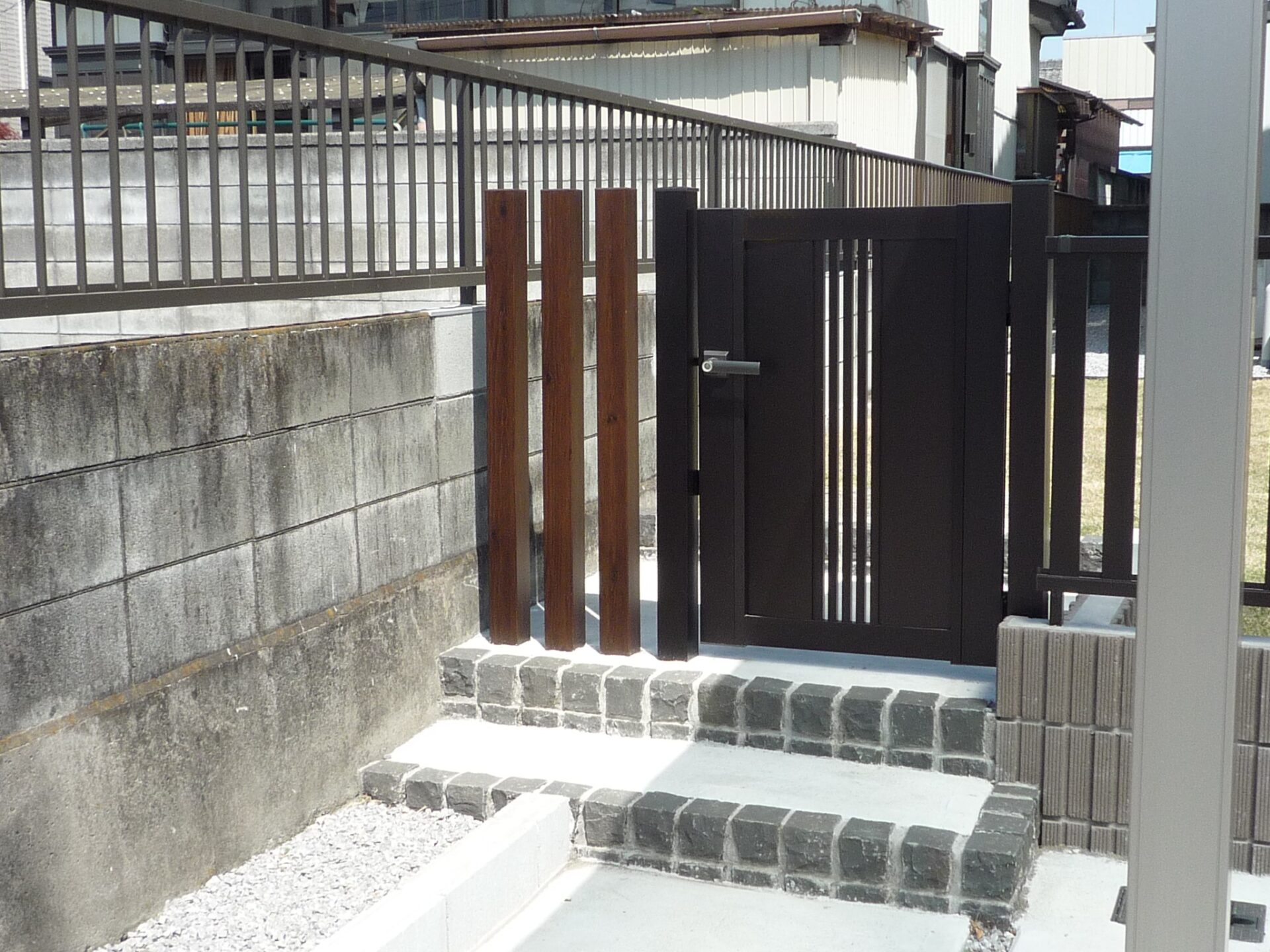 羽生市　駐車場とお庭をつなぐシンプルでモダンな門扉