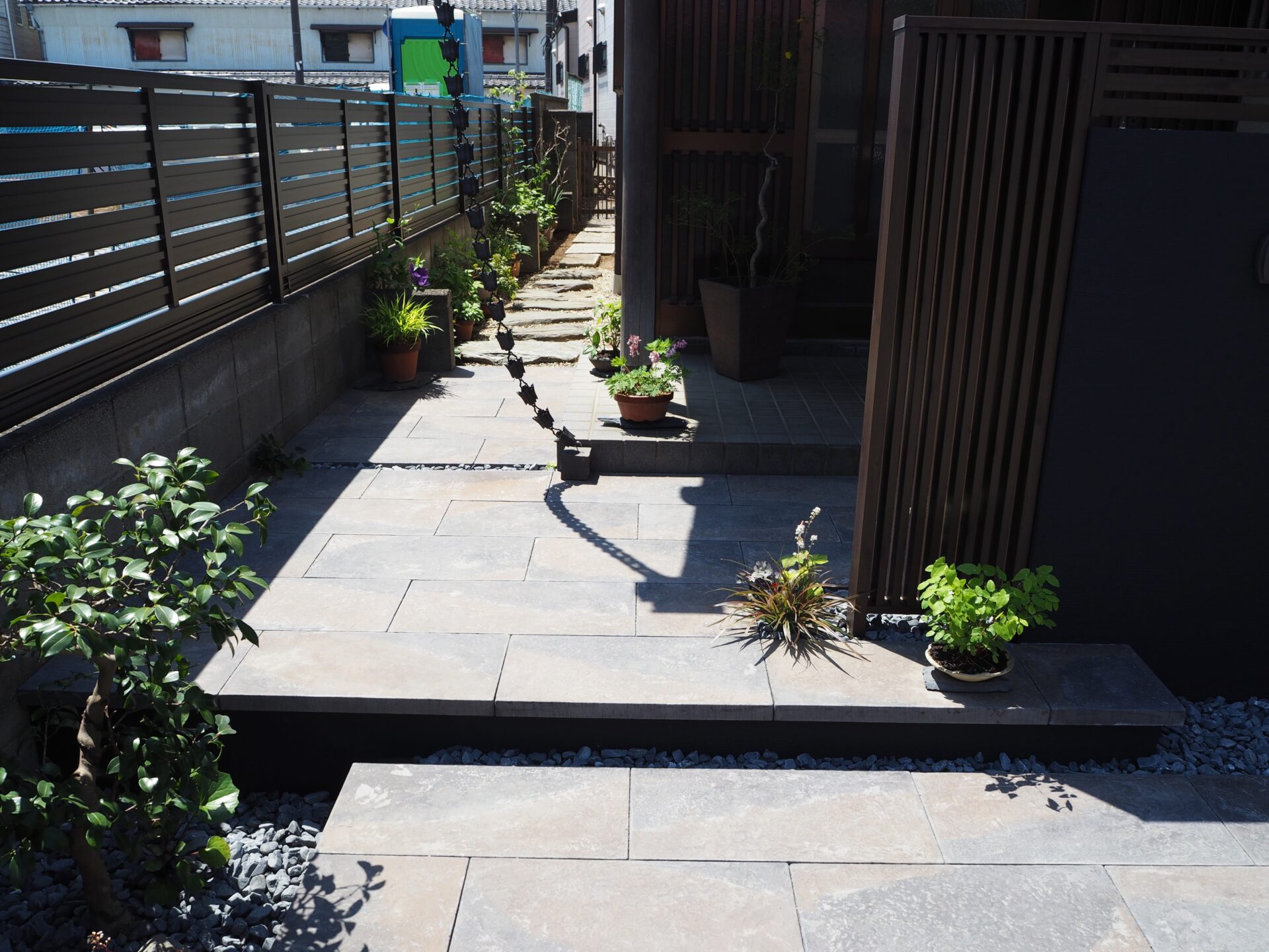 行田市のアプローチの施工事例、TOYOダルストーンの浮き床