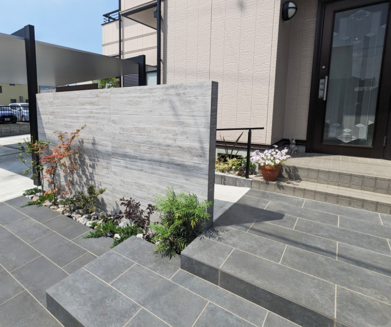 行田市のシンプルな外構の施工事例の門柱写真