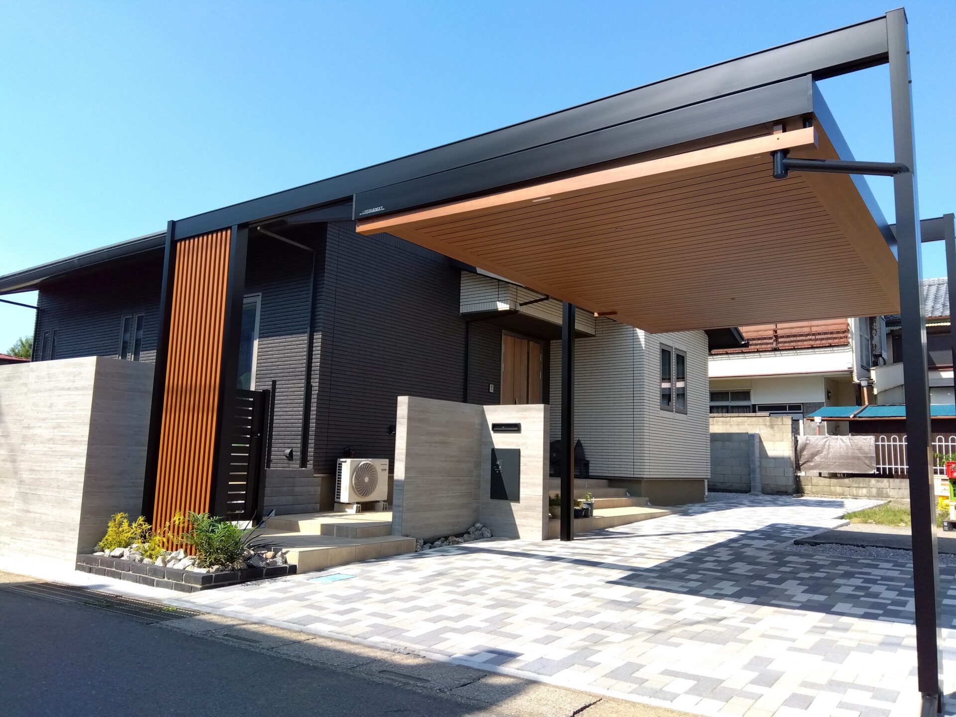 羽生市　U.スタイルアゼストが印象的なセミクローズ外構