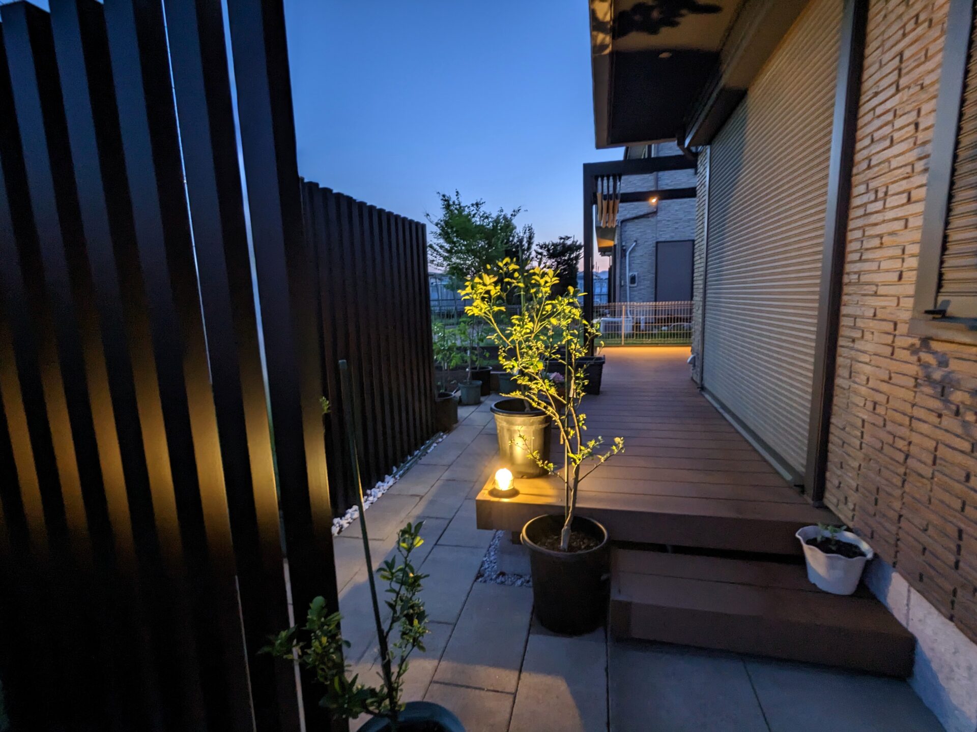 坂戸市 夜も美しく映えるガーデンテラスの目隠し側