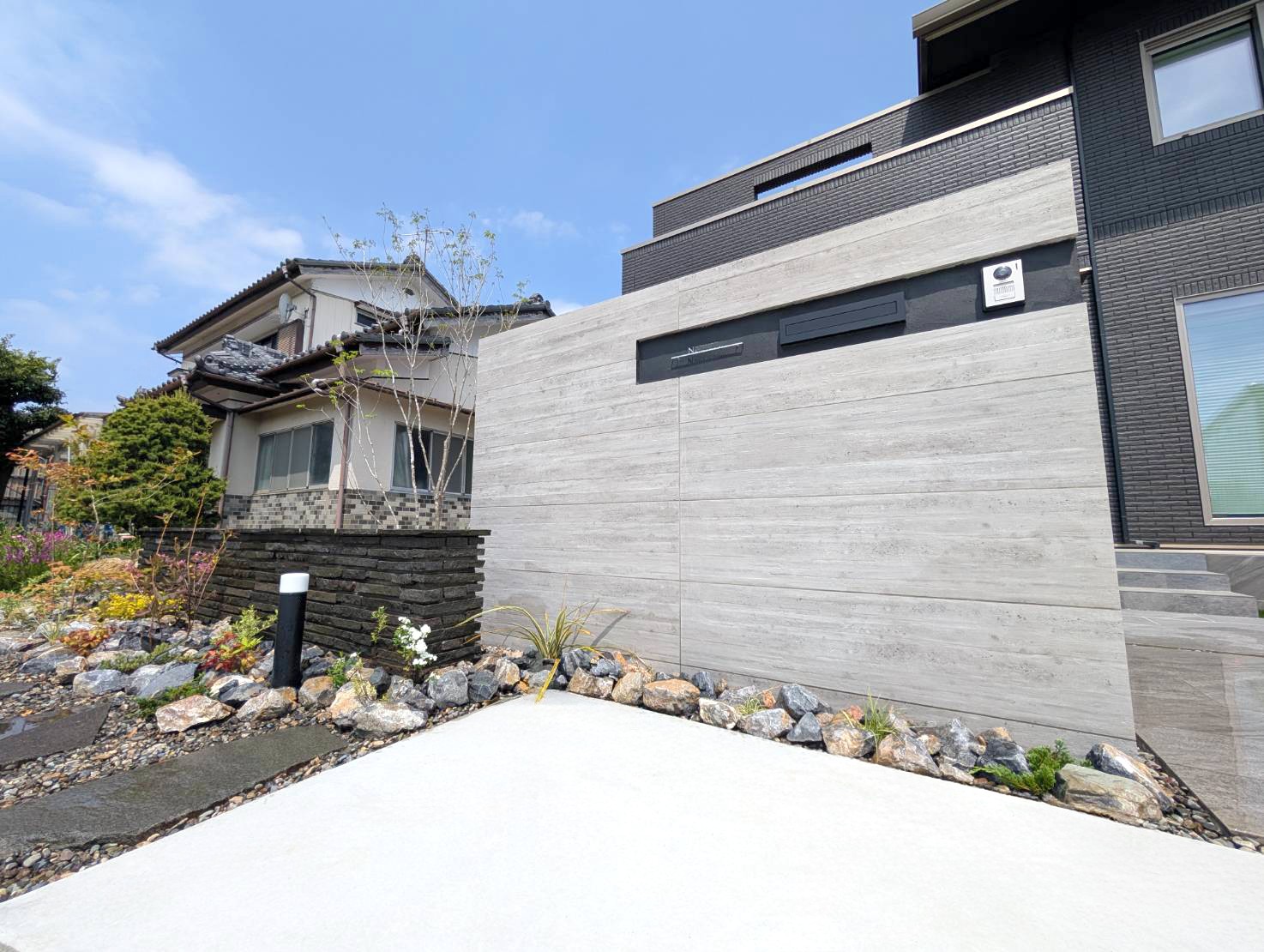 深谷市　自然石と植栽が調和する、洗練されたシンプルモダン外構の門柱