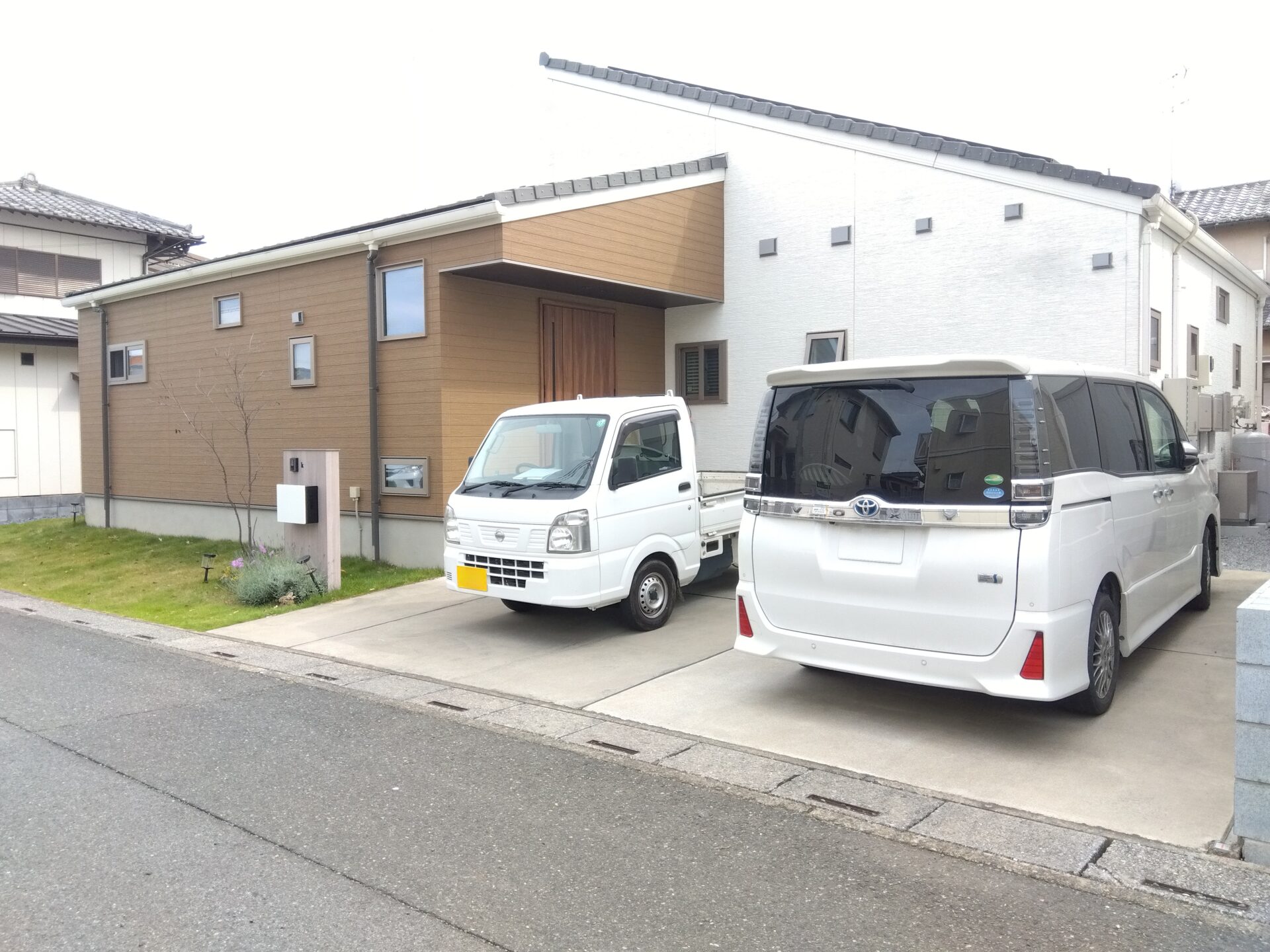 羽生市　使い勝手とデザイン性を両立したナチュラルモダンな外構の駐車場の施工前