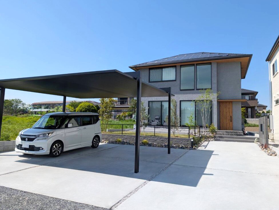 東松山市　建物に調和する上品でスマートなエクステリアの駐車場