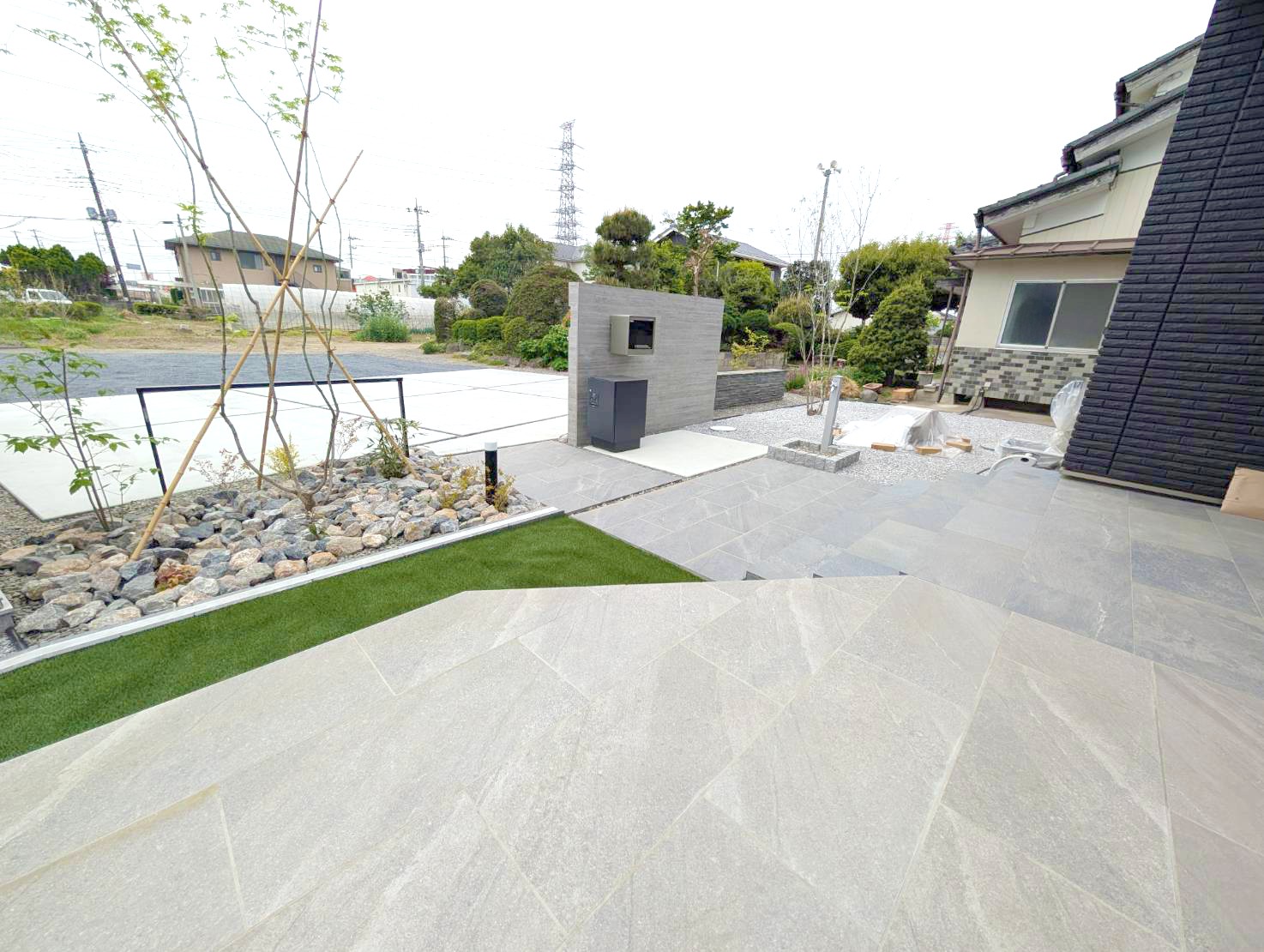 深谷市　自然石と植栽が調和する、洗練されたシンプルモダン外構の庭まわり