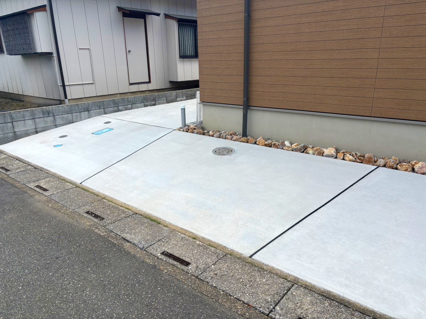 羽生市　使い勝手とデザイン性を両立したナチュラルモダンな外構のアプローチ、土間コンクリート部分